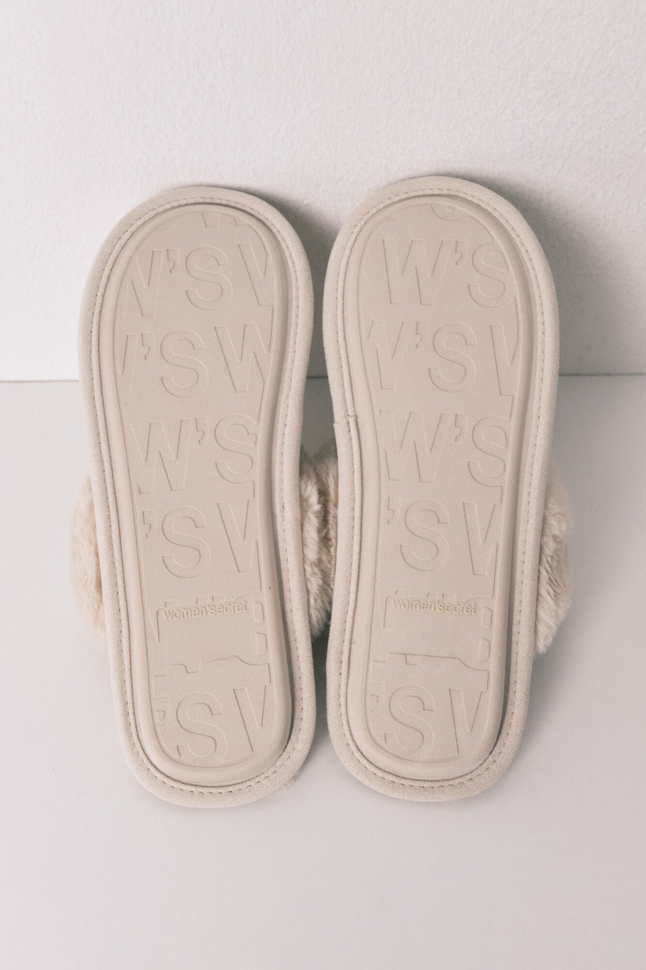 Beige synthetic fur house slippers