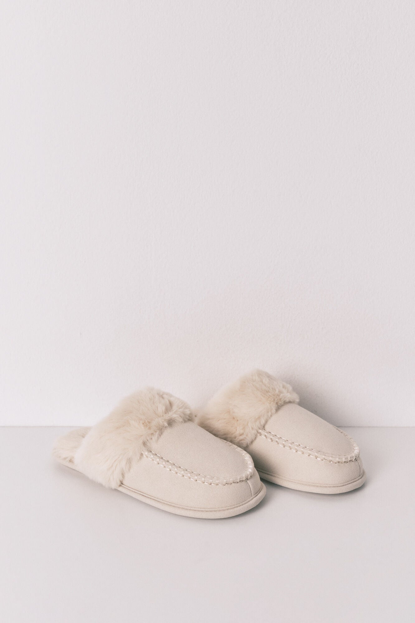 Beige synthetic fur house slippers