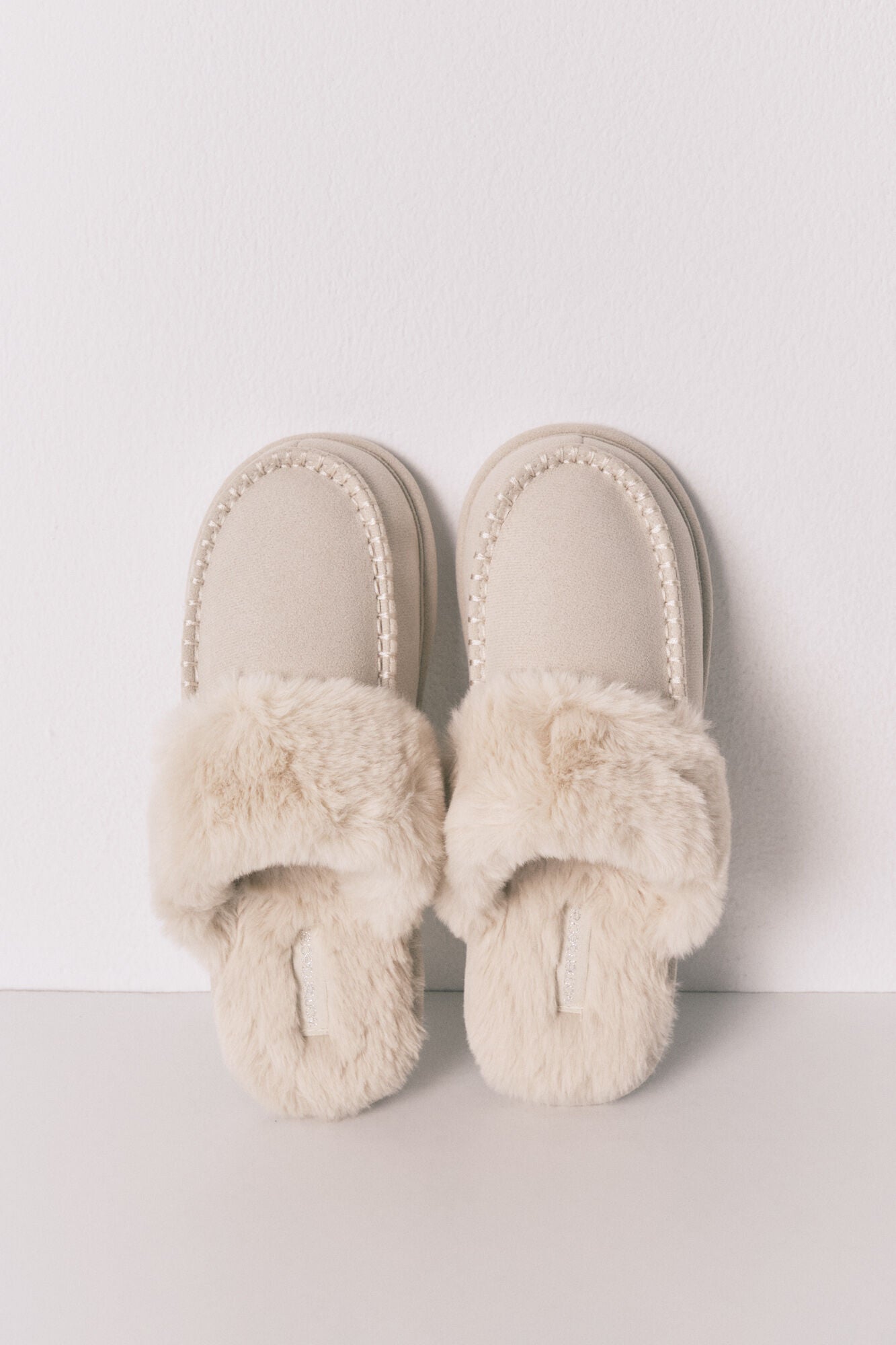 Beige synthetic fur house slippers