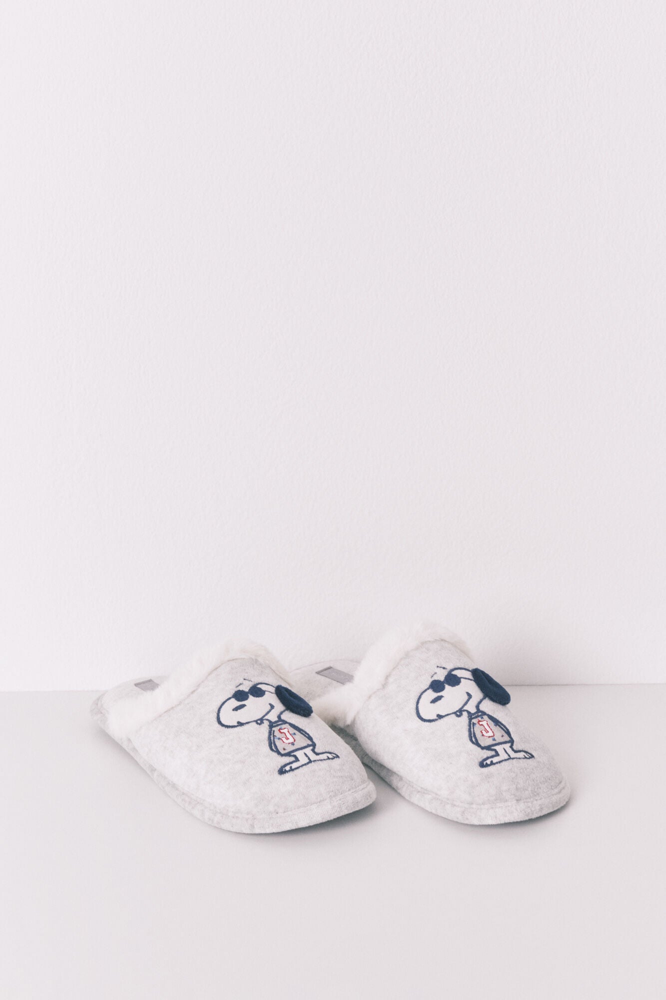 Dark grey Snoopy slippers