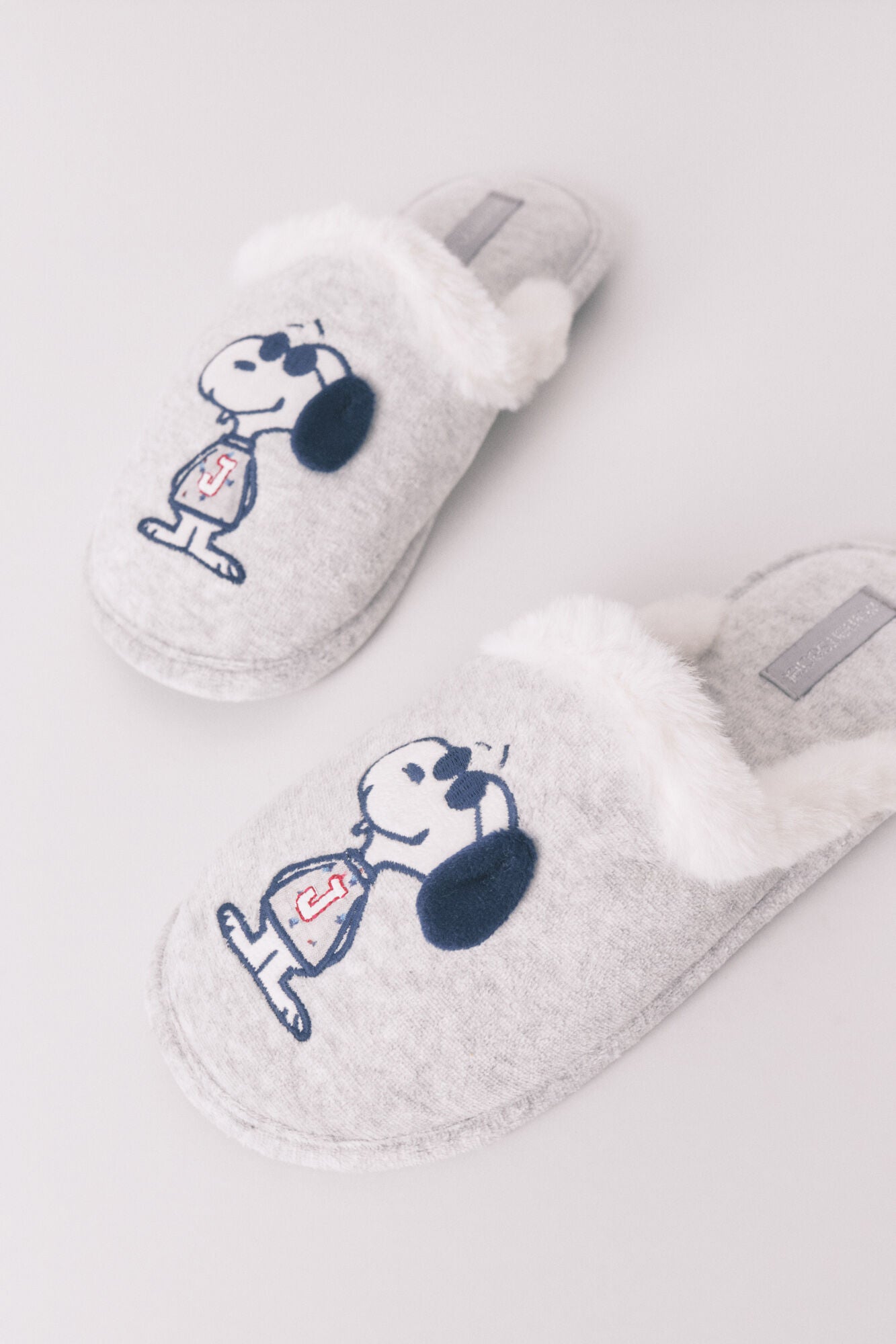Dark grey Snoopy slippers
