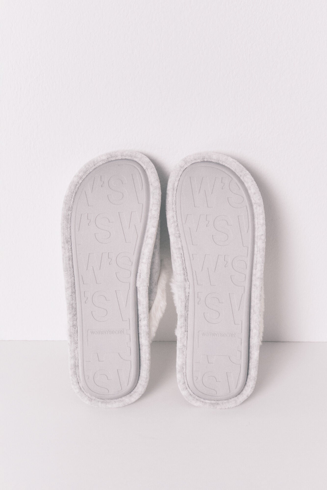 Dark grey Snoopy slippers