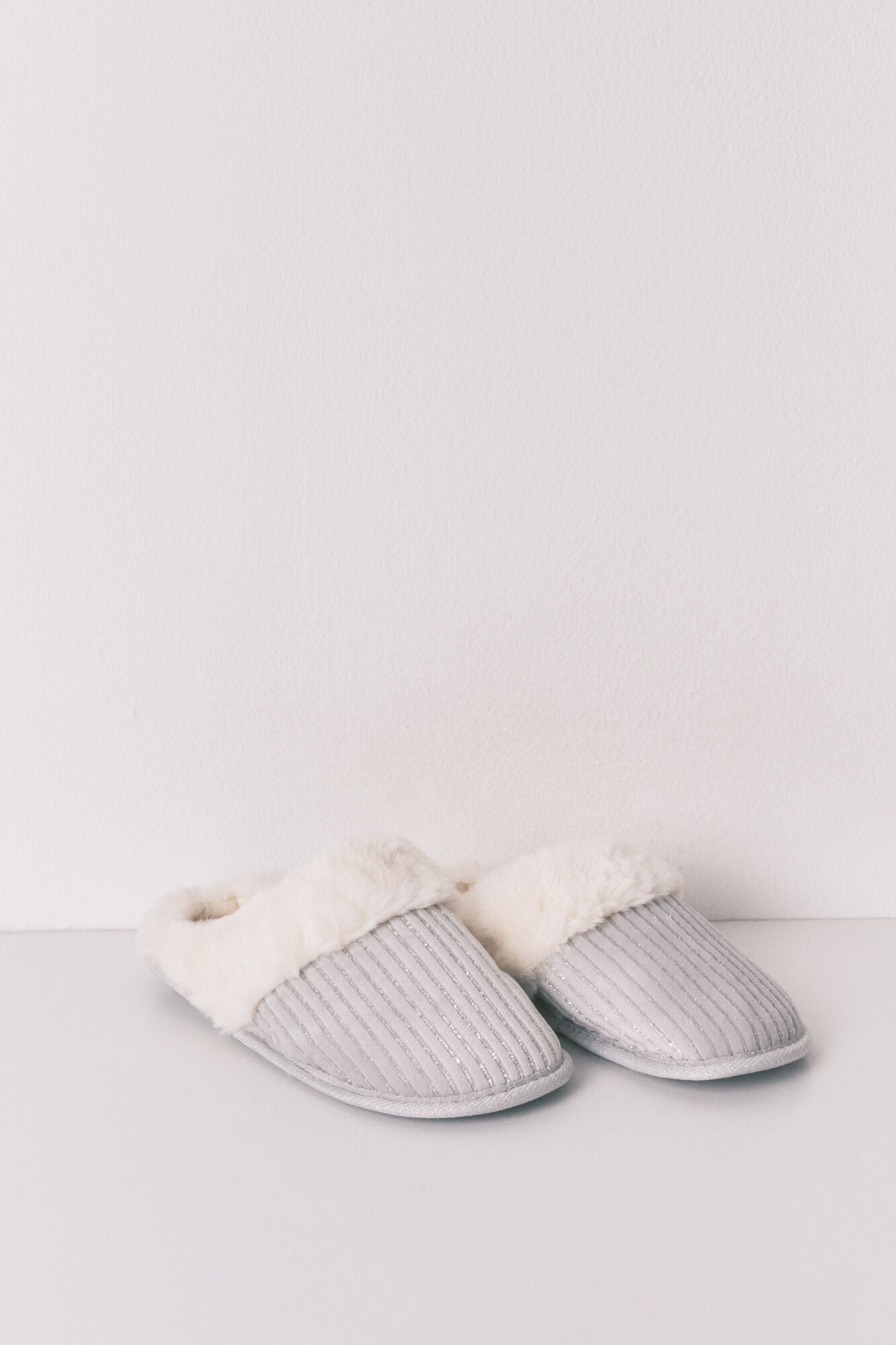 Grey lurex fur ribbed slippers