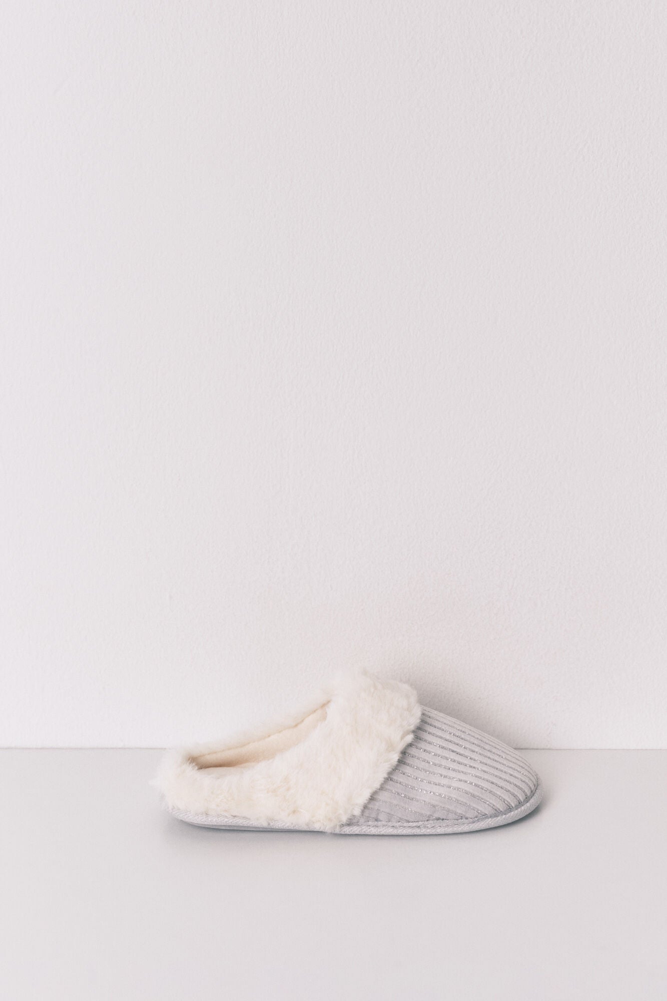 Grey lurex fur ribbed slippers
