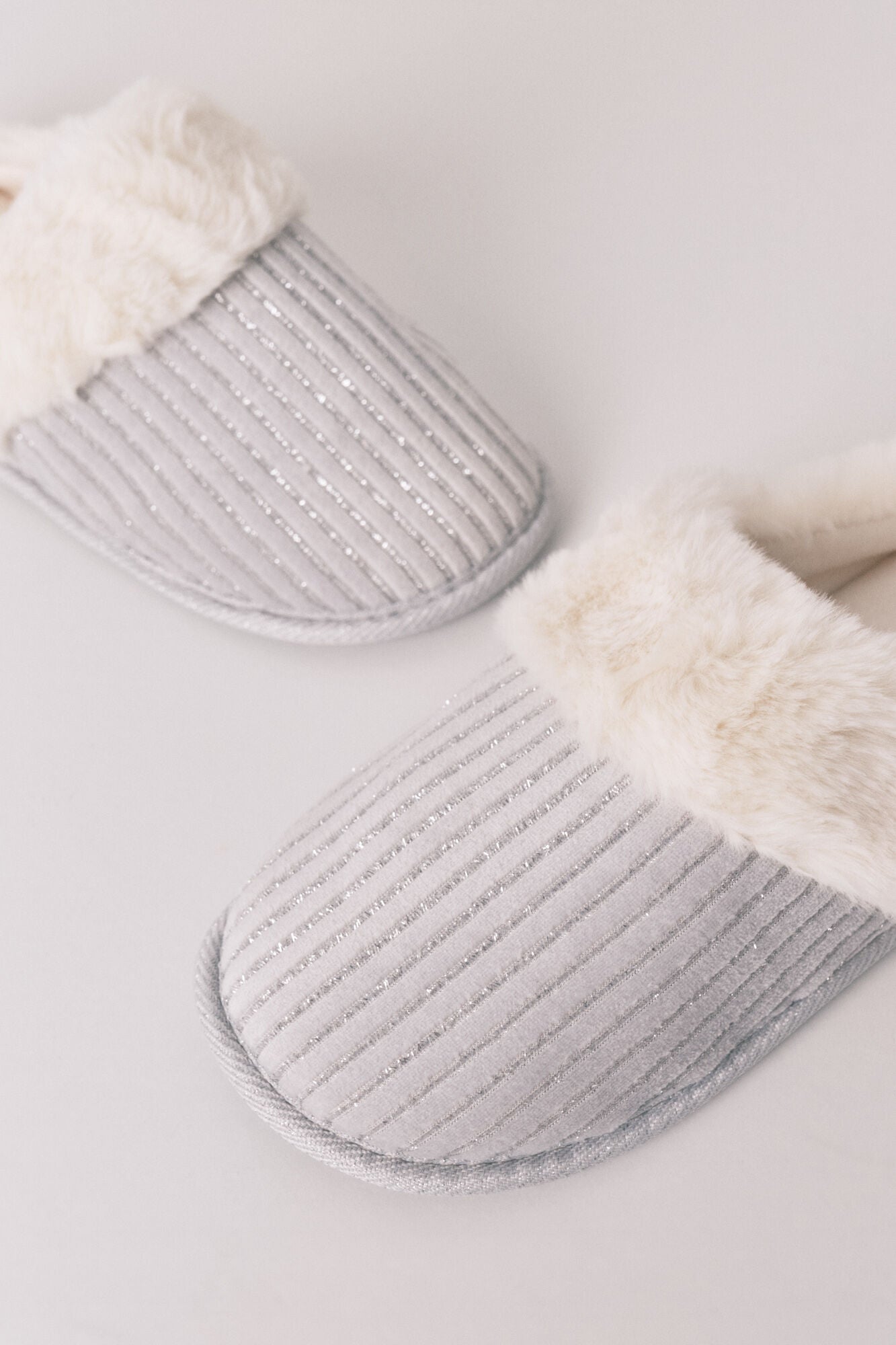 Grey lurex fur ribbed slippers