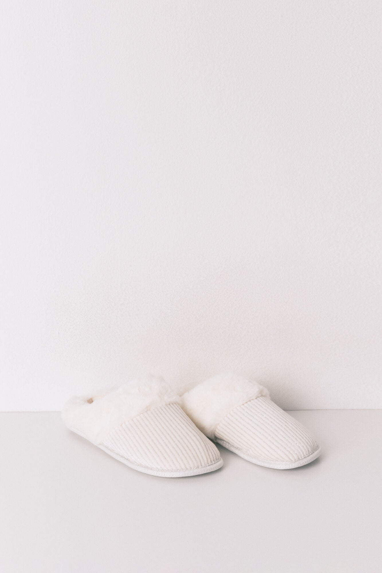 White lurex fur ribbed slippers