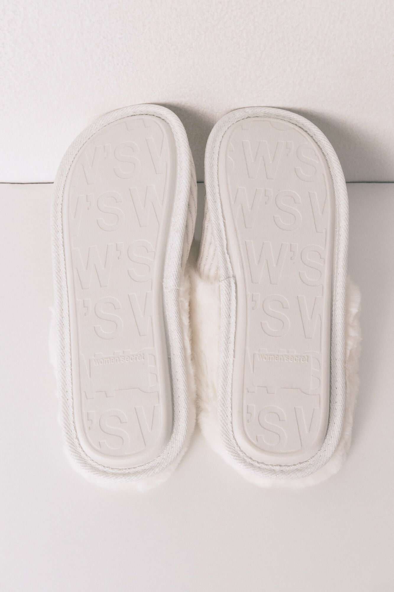 White lurex fur ribbed slippers