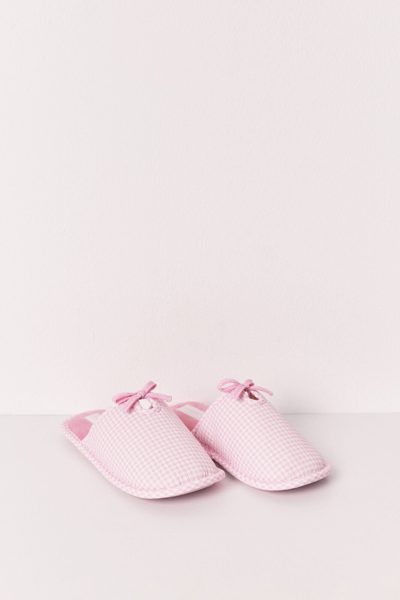 House slippers with bow