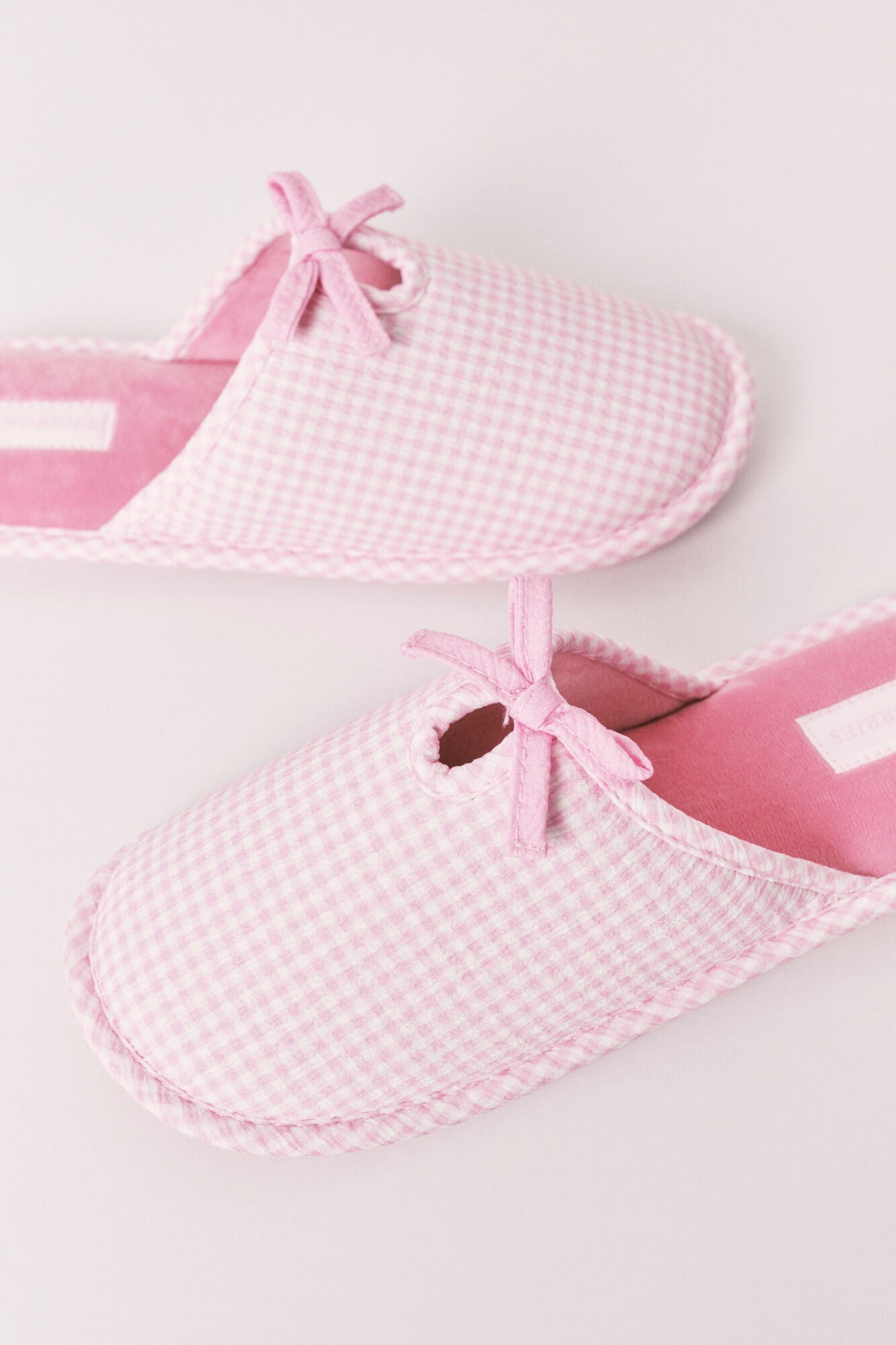 House slippers with bow