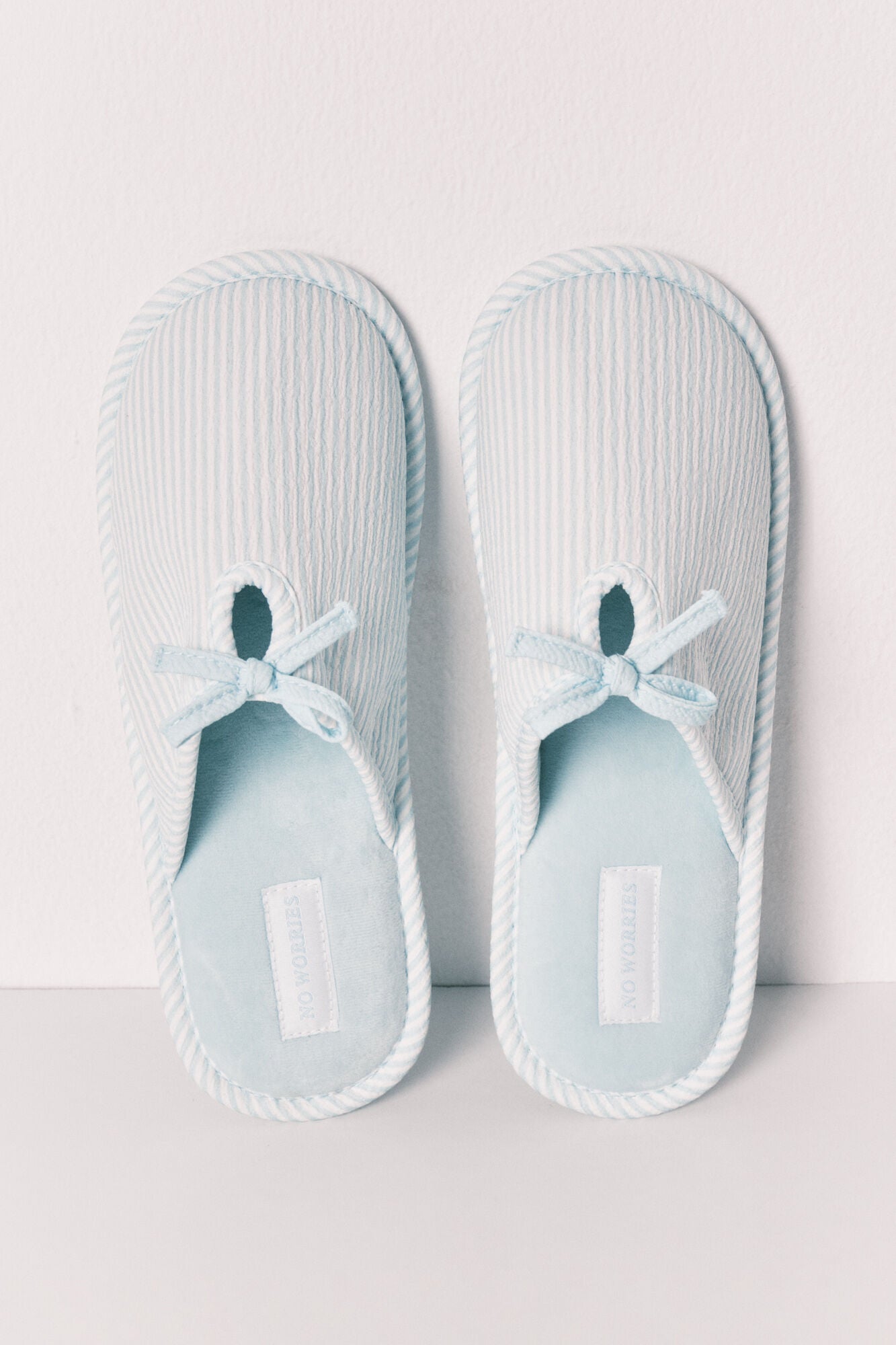 House slippers with bow