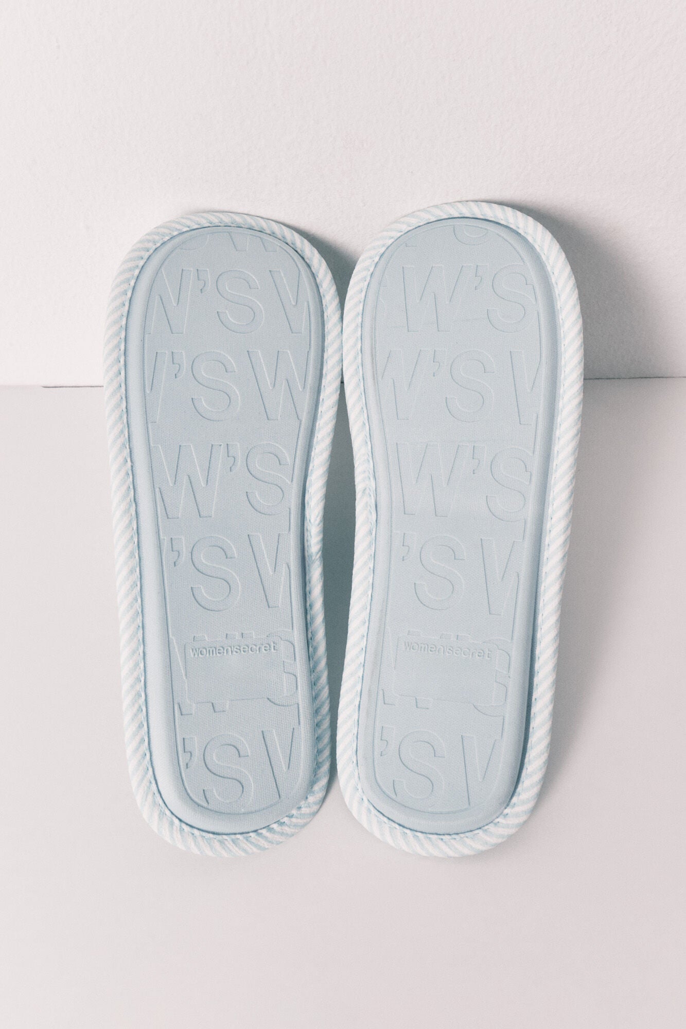 House slippers with bow