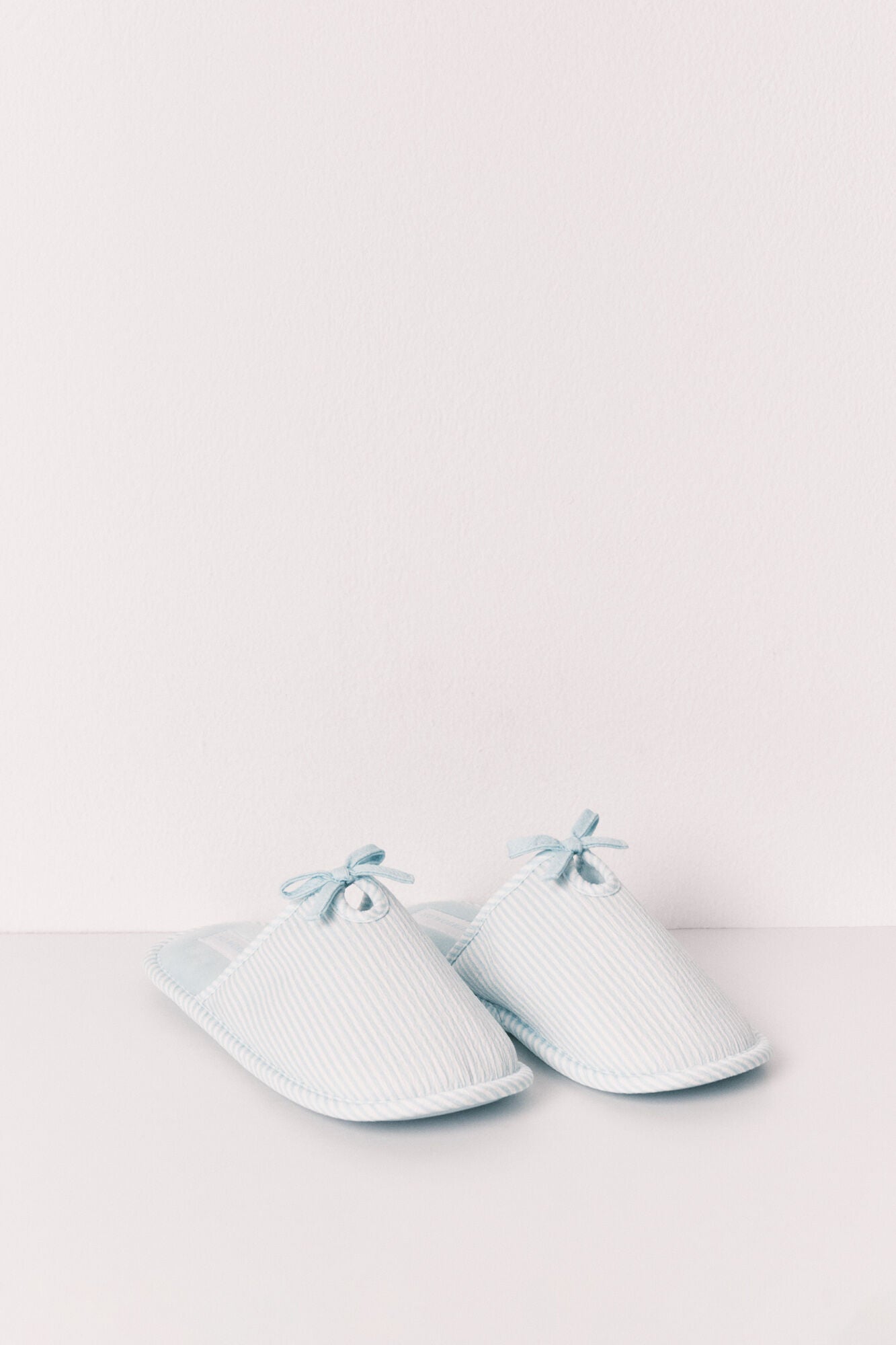 House slippers with bow
