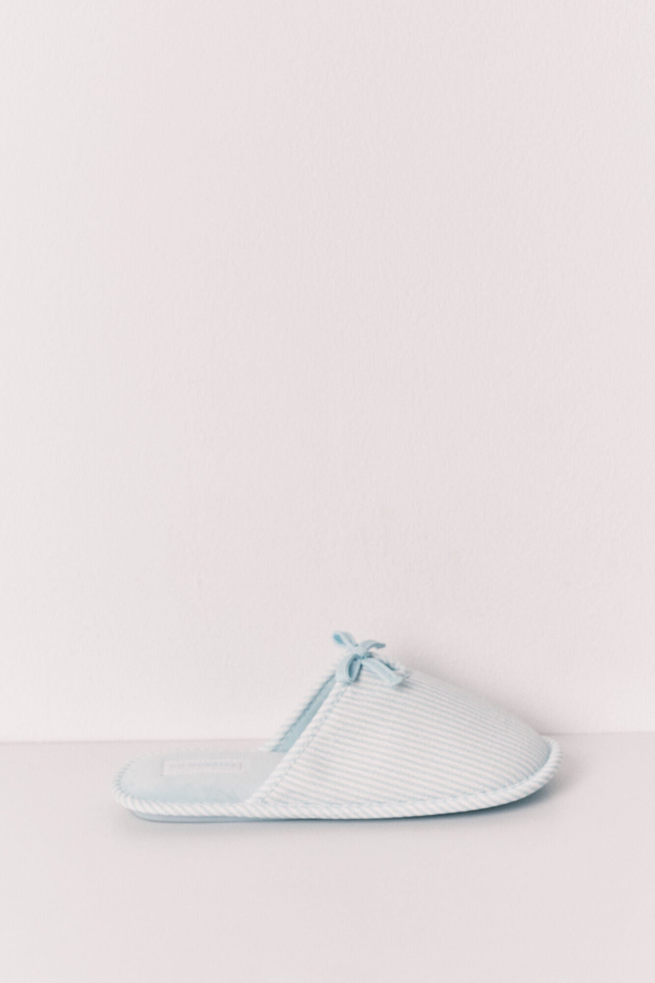 House slippers with bow