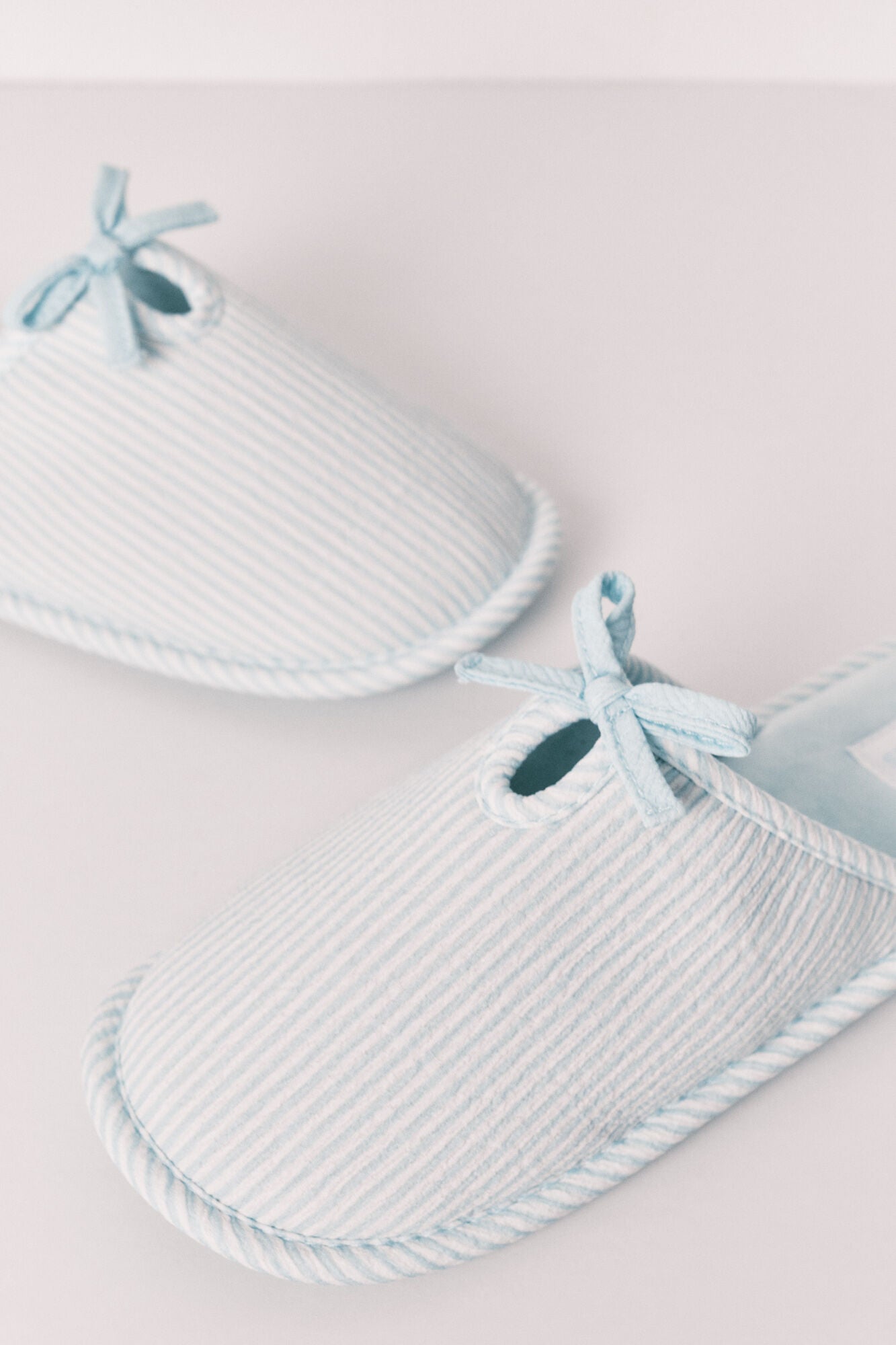 House slippers with bow