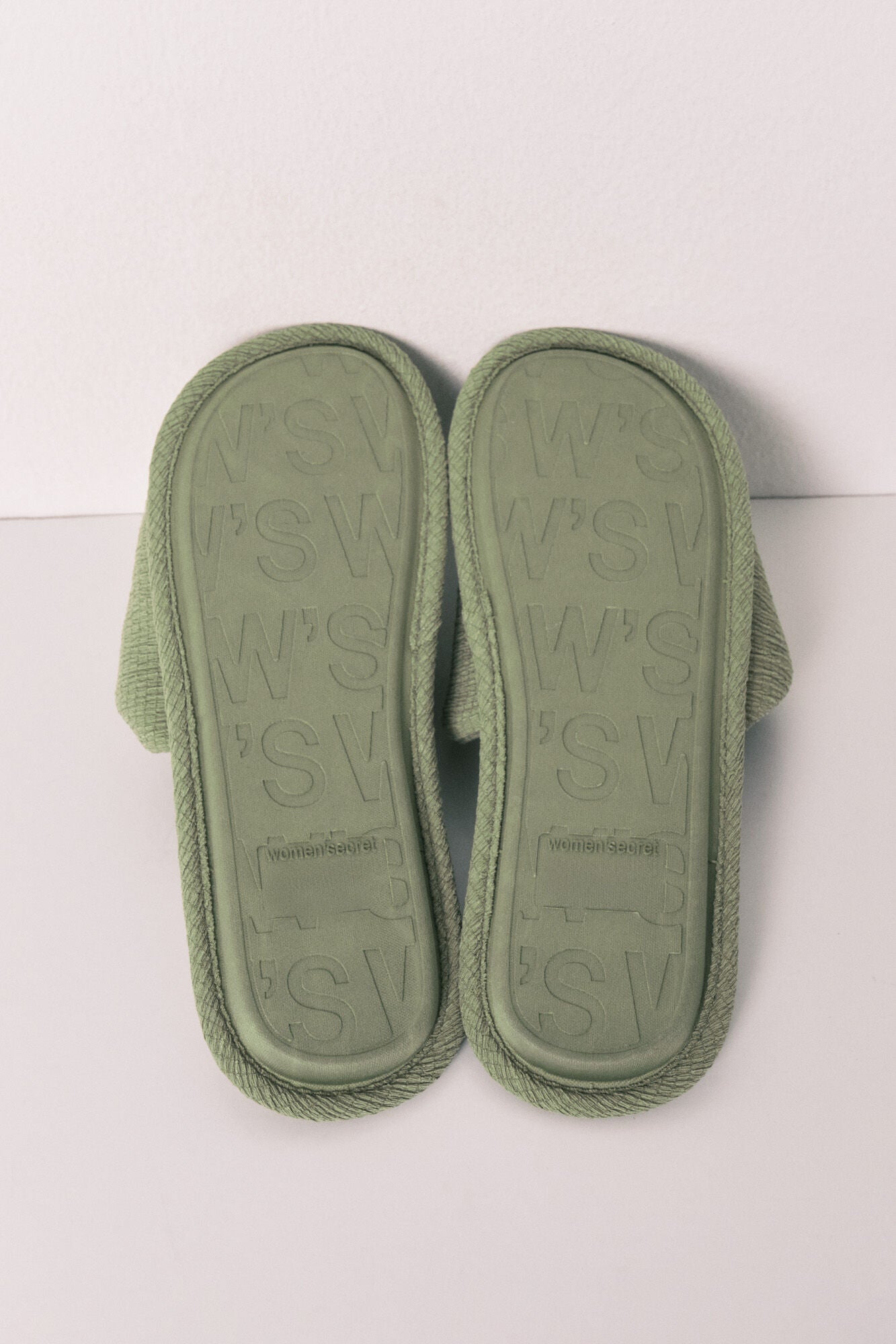Green palm tree house slippers