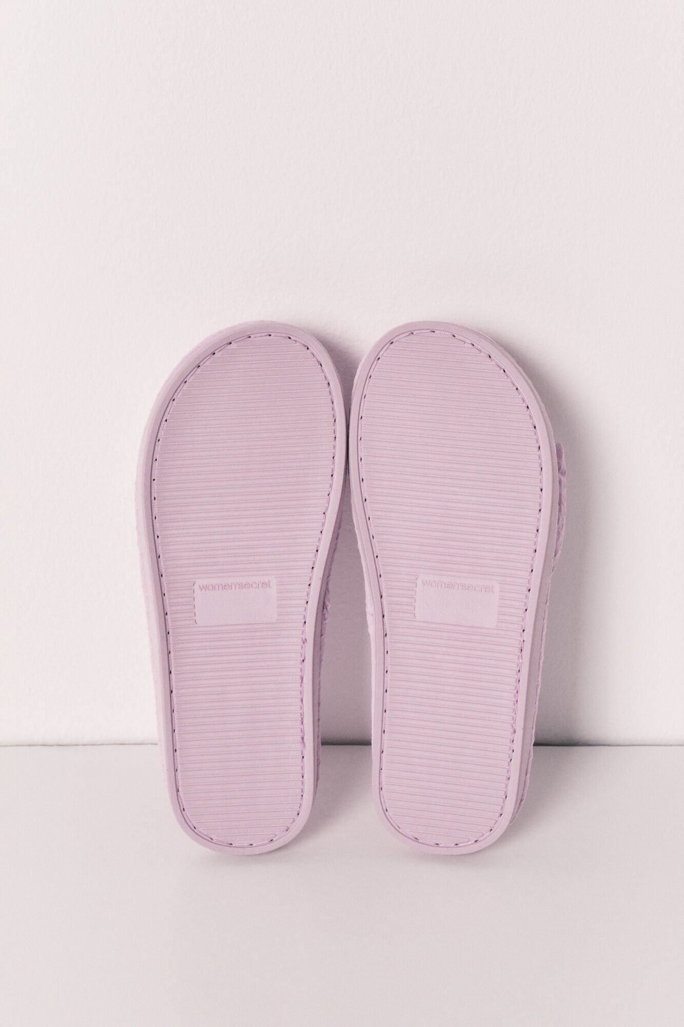 SmileyWorld¨ knot slippers