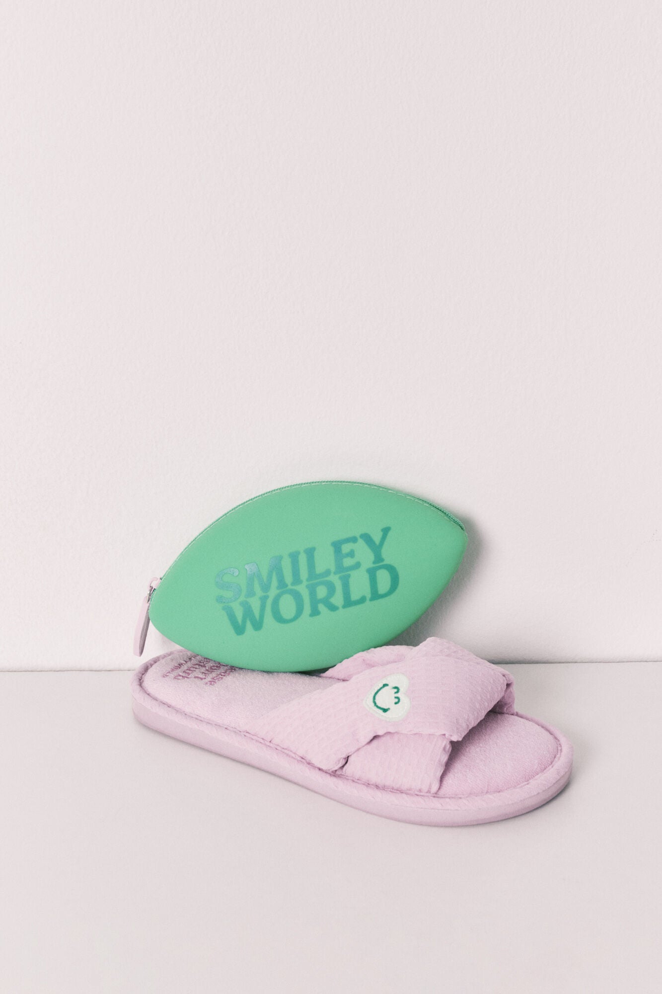SmileyWorld¨ knot slippers