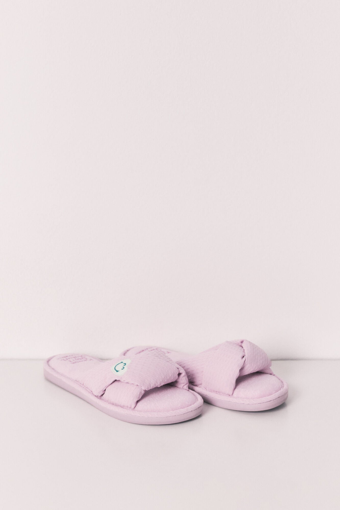 SmileyWorld¨ knot slippers