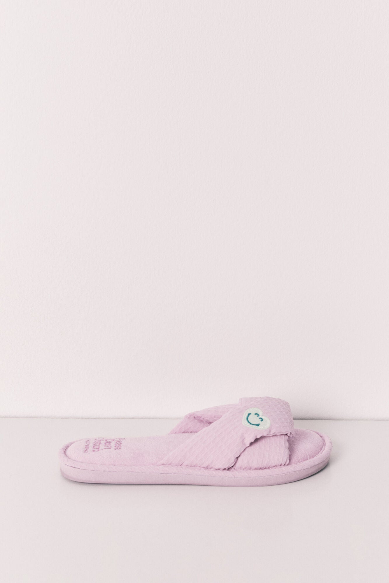 SmileyWorld¨ knot slippers