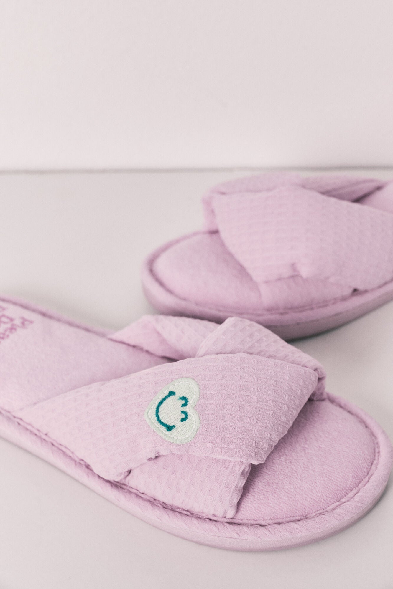 SmileyWorld¨ knot slippers