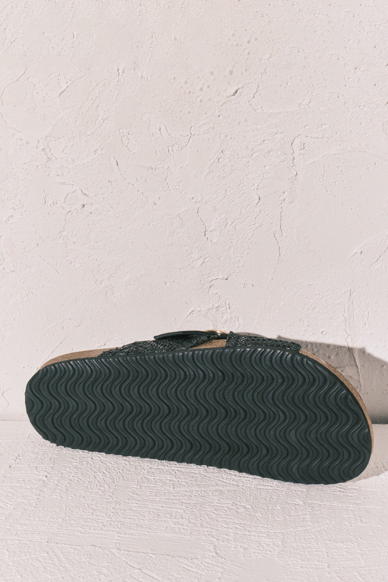 Black crossed straps bio sandals