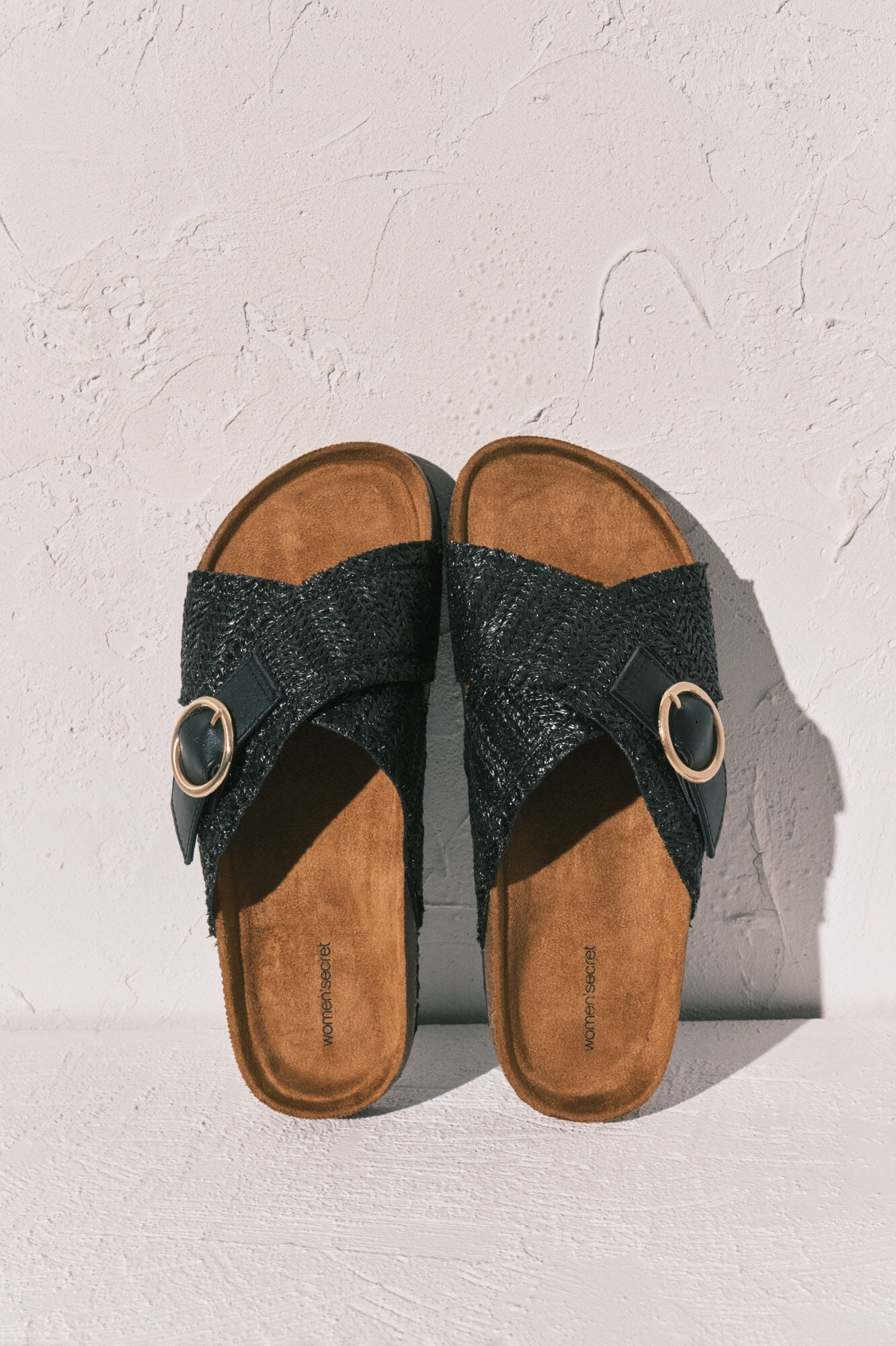 Black crossed straps bio sandals