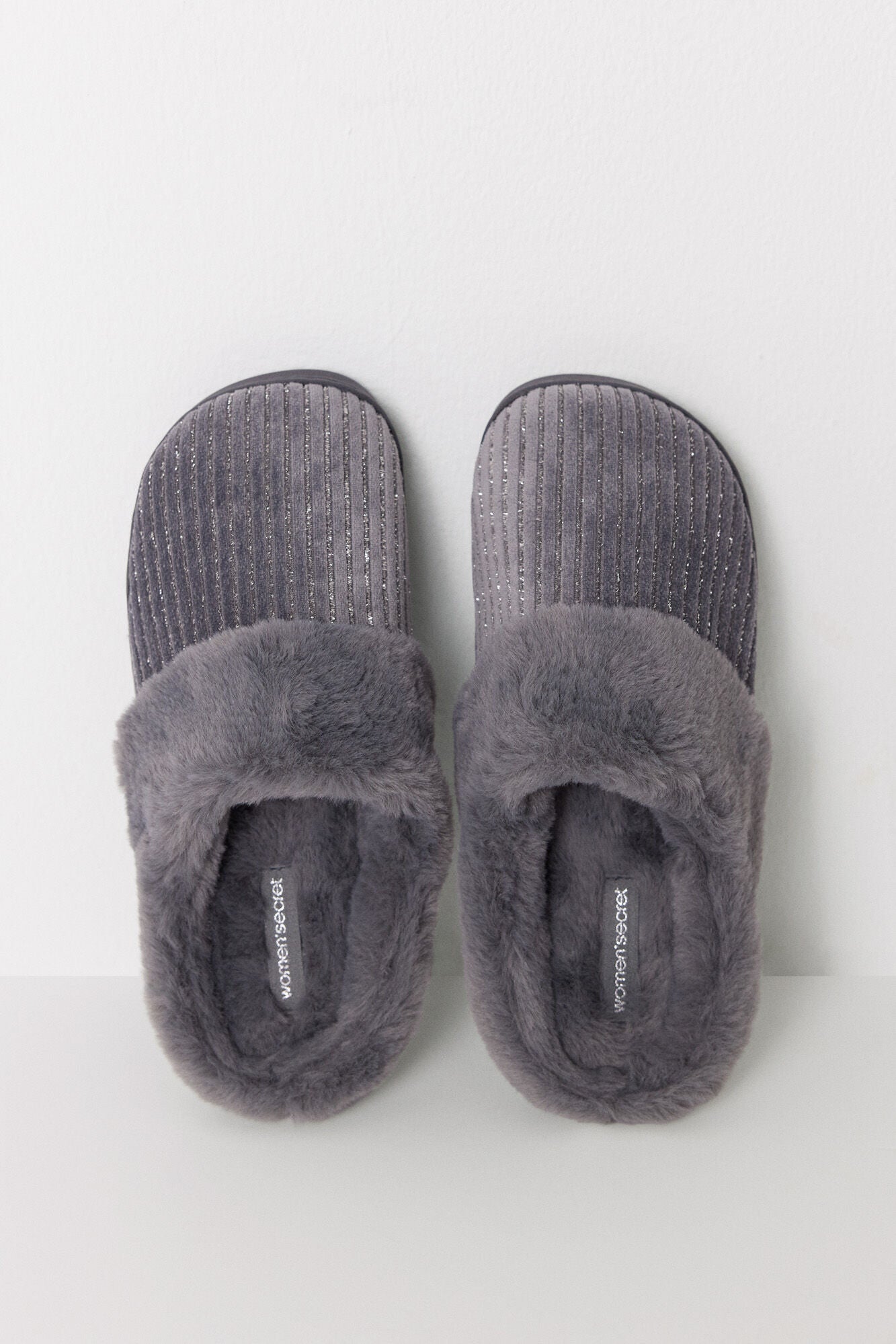 House slippers in charcoal lurex fur