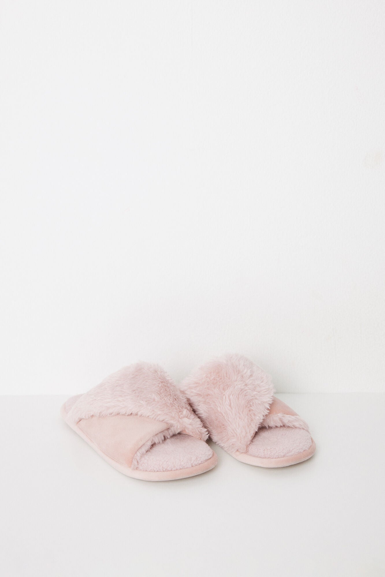 Open house slippers with pink fur