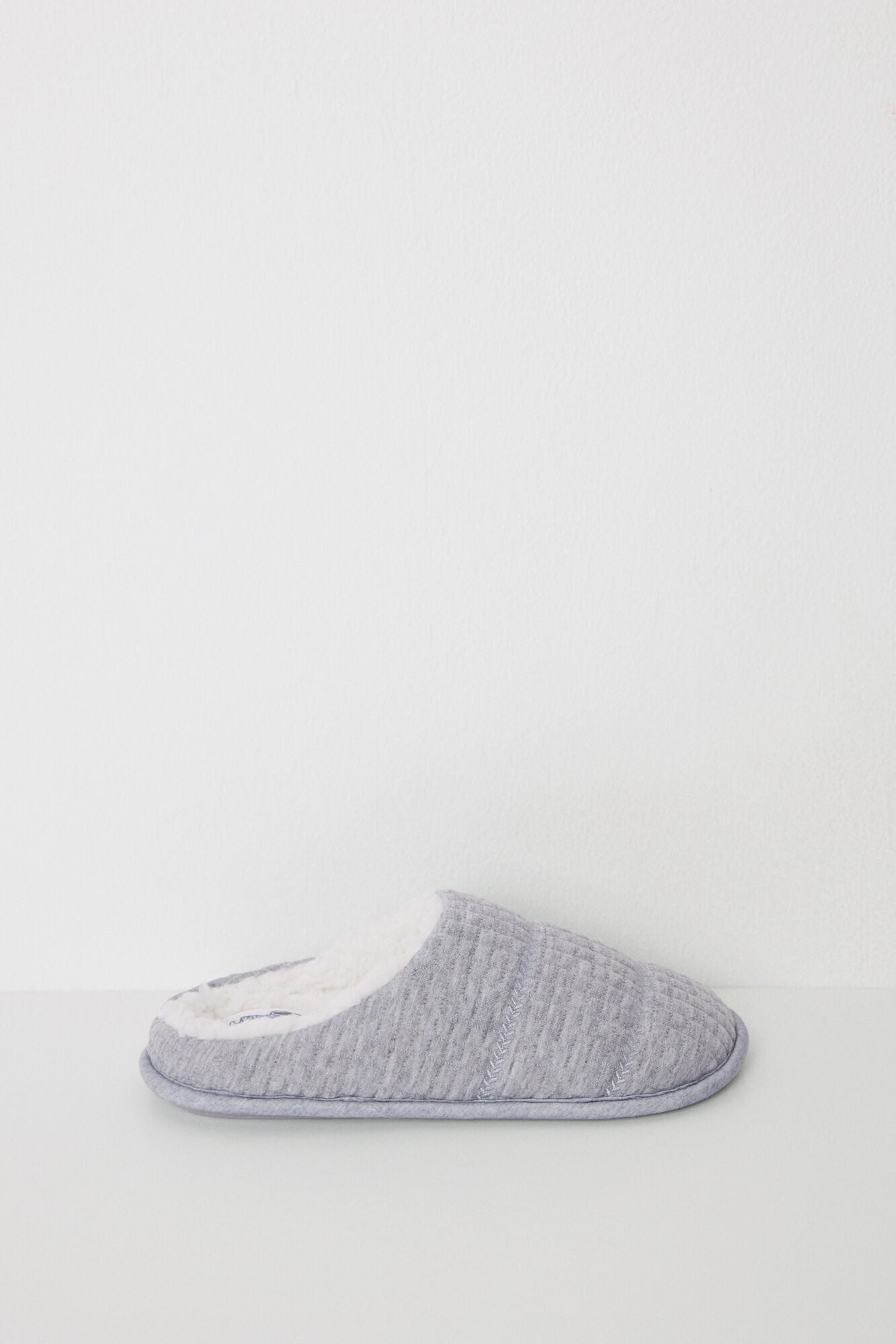 Ivory padded closed slippers