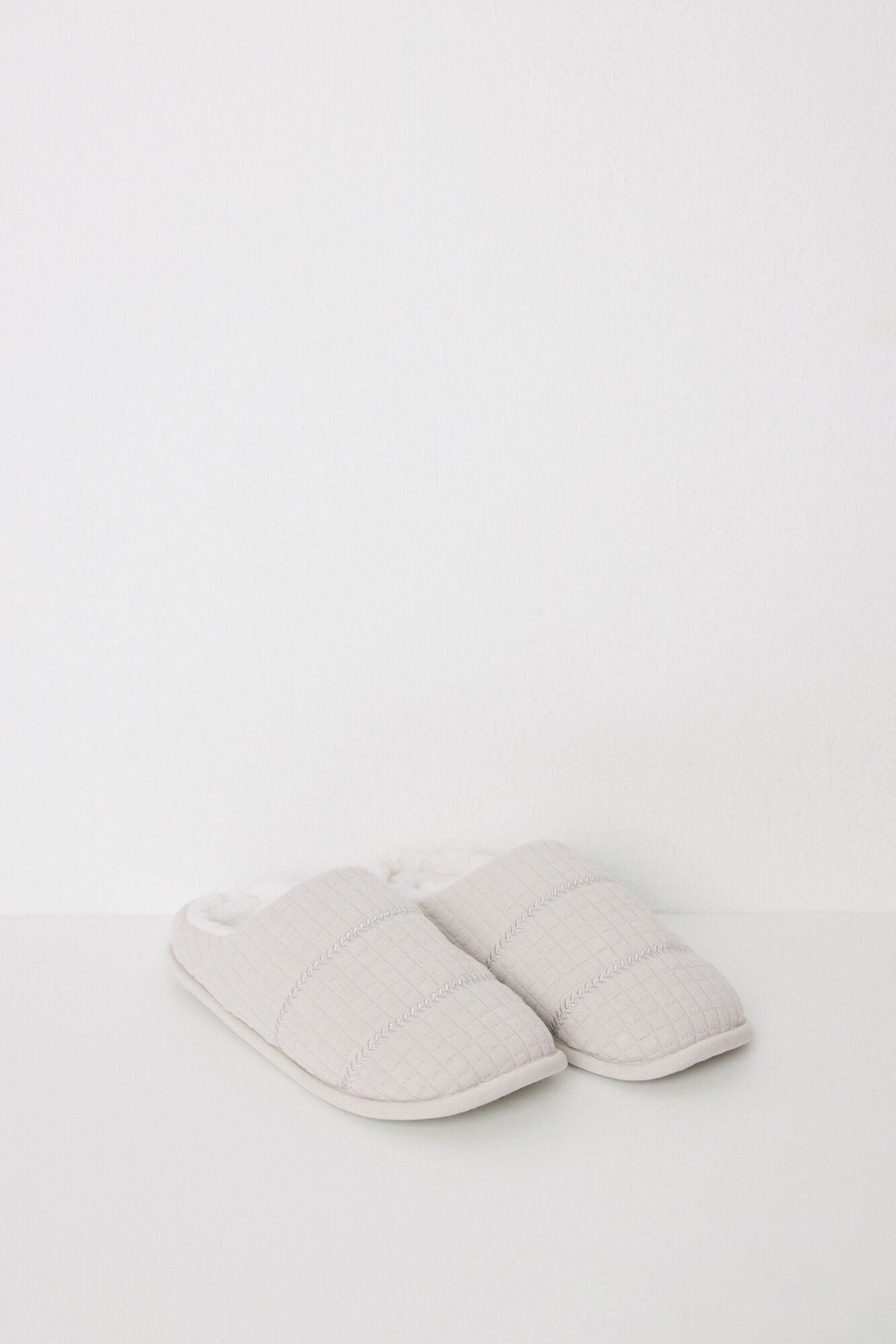 Beige padded closed slippers
