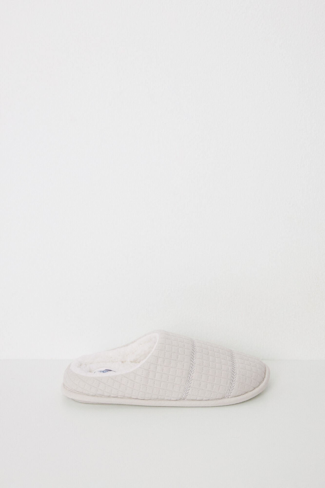 Beige padded closed slippers