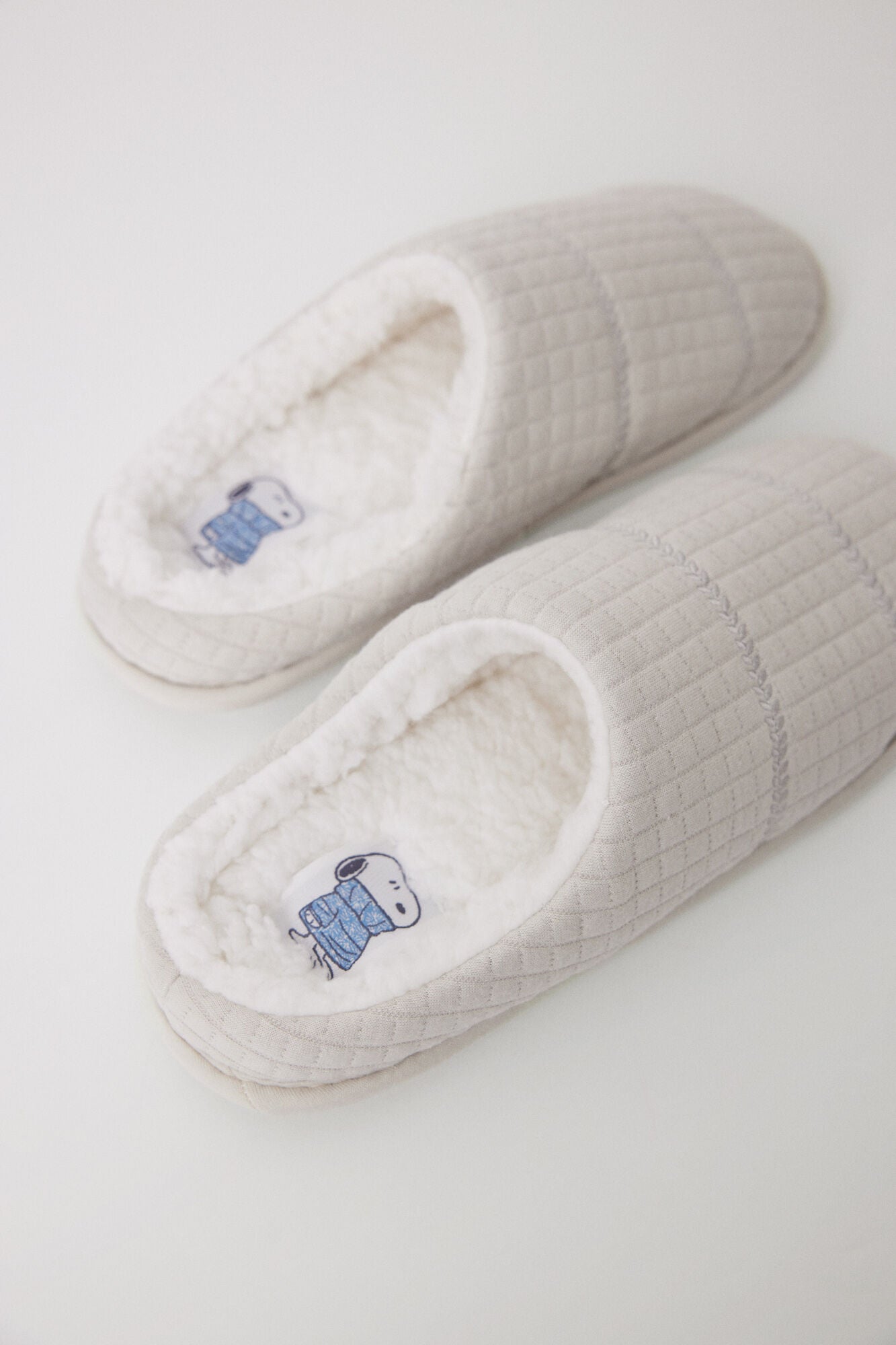 Beige padded closed slippers
