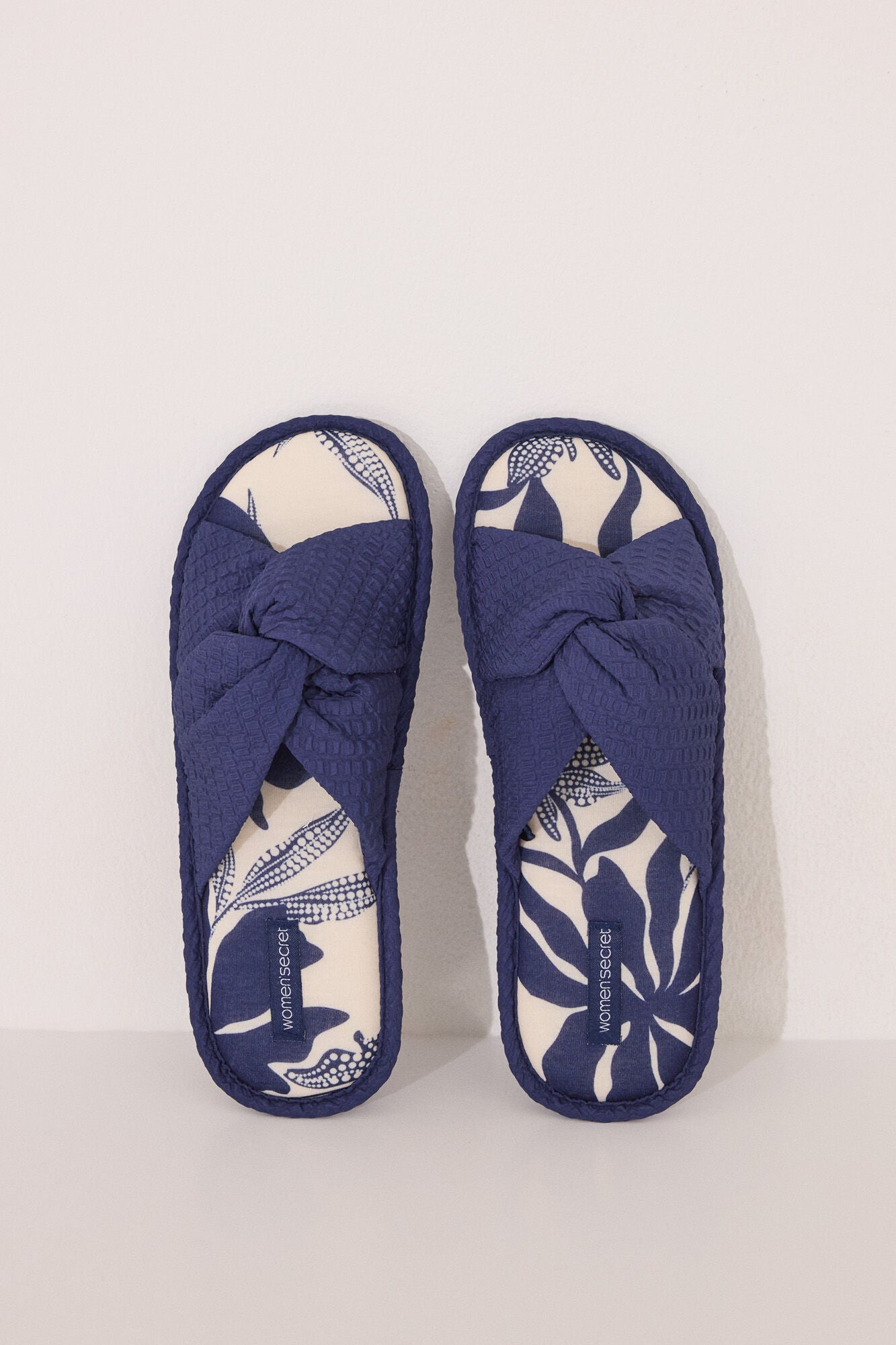 Slippers with blue flower print