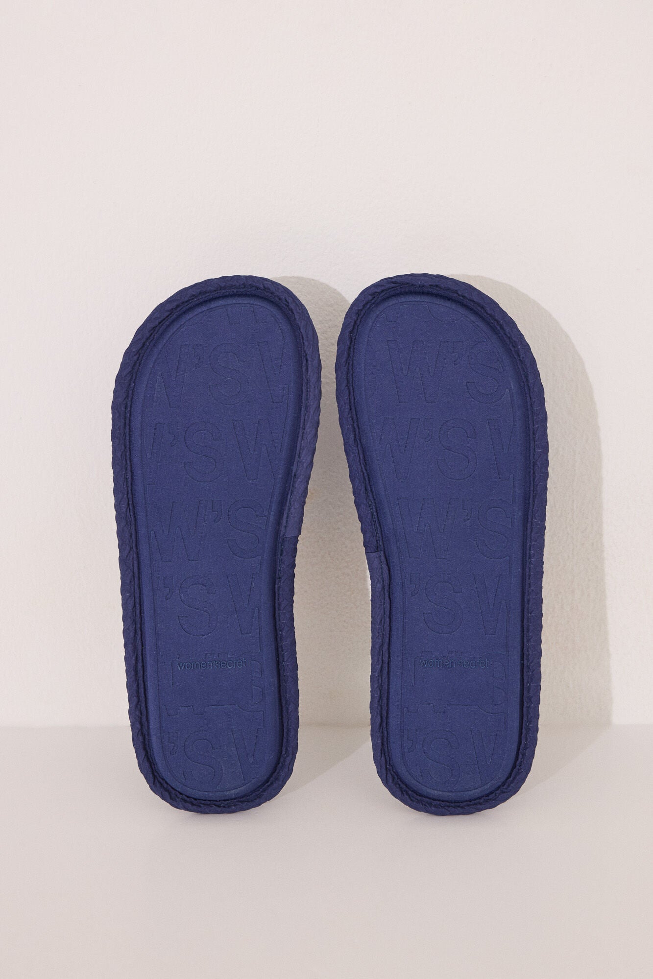 Slippers with blue flower print