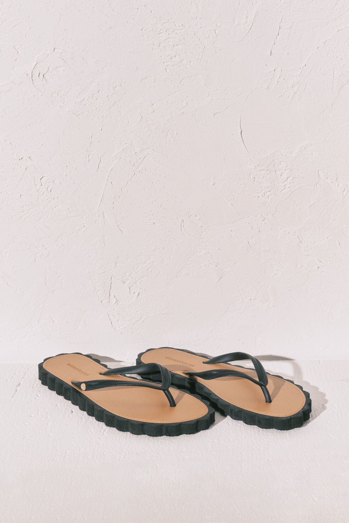 Black wavy flip-flops