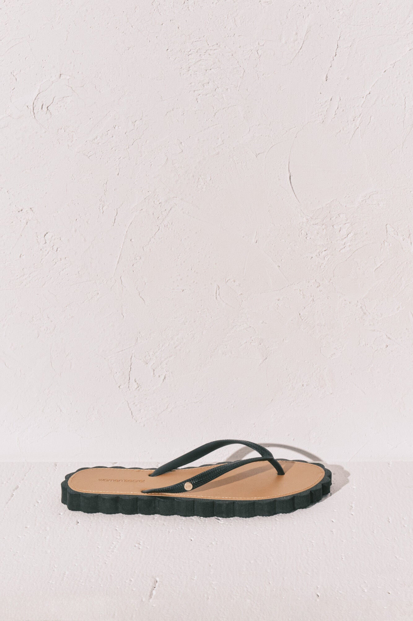 Black wavy flip-flops
