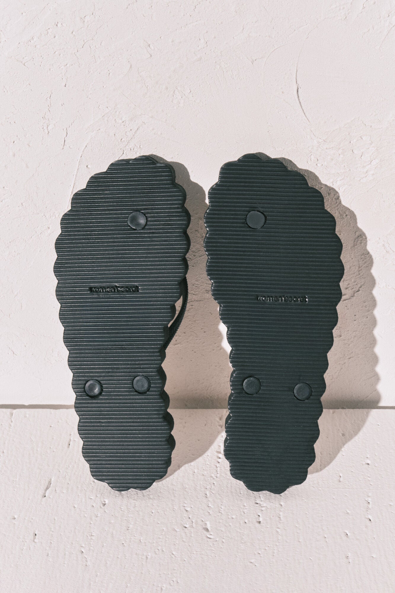 Black wavy flip-flops
