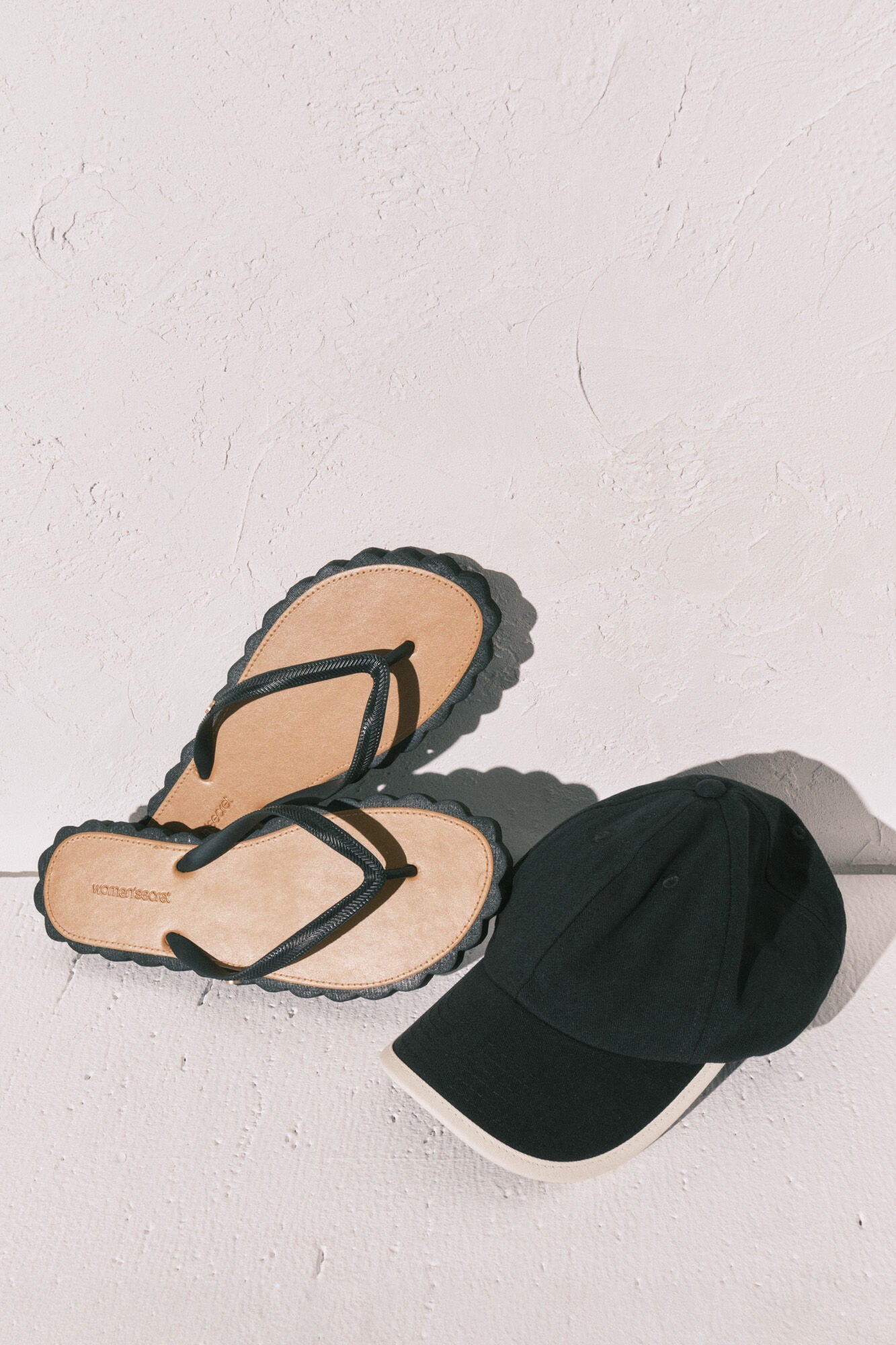 Black wavy flip-flops