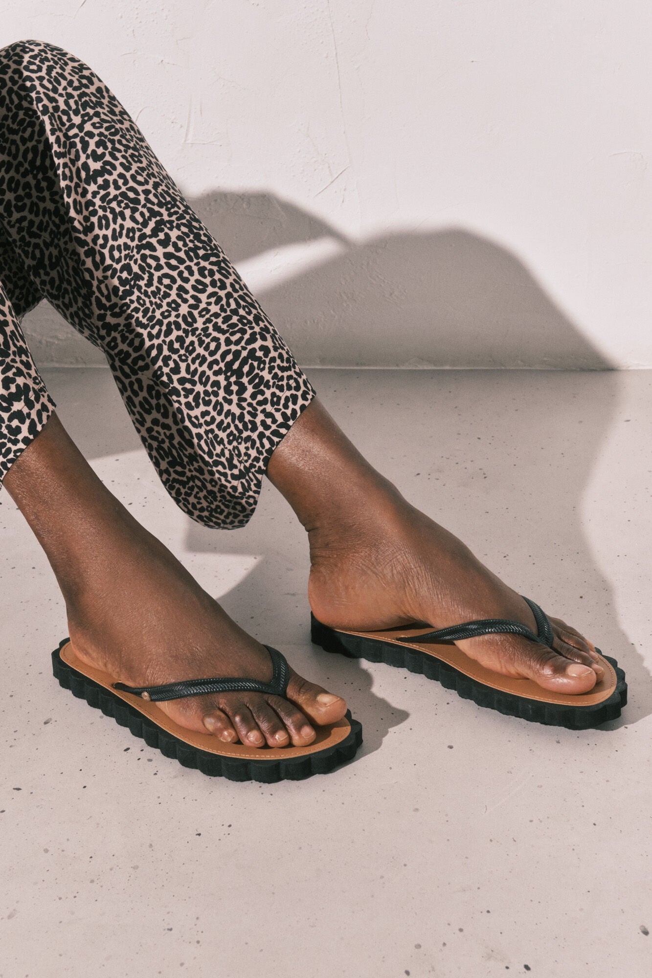 Black wavy flip-flops