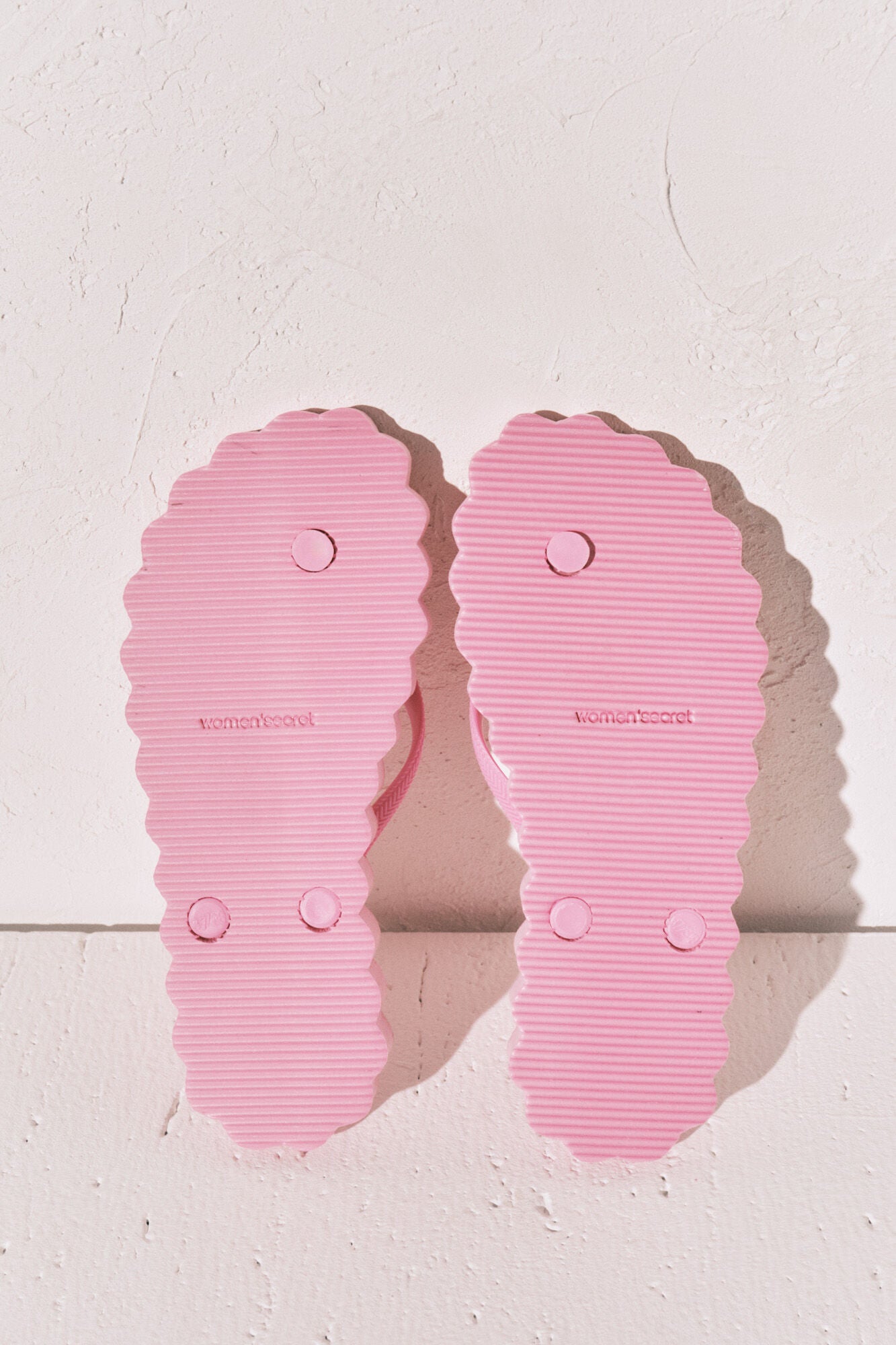 Pink wavy effect toe post sandal