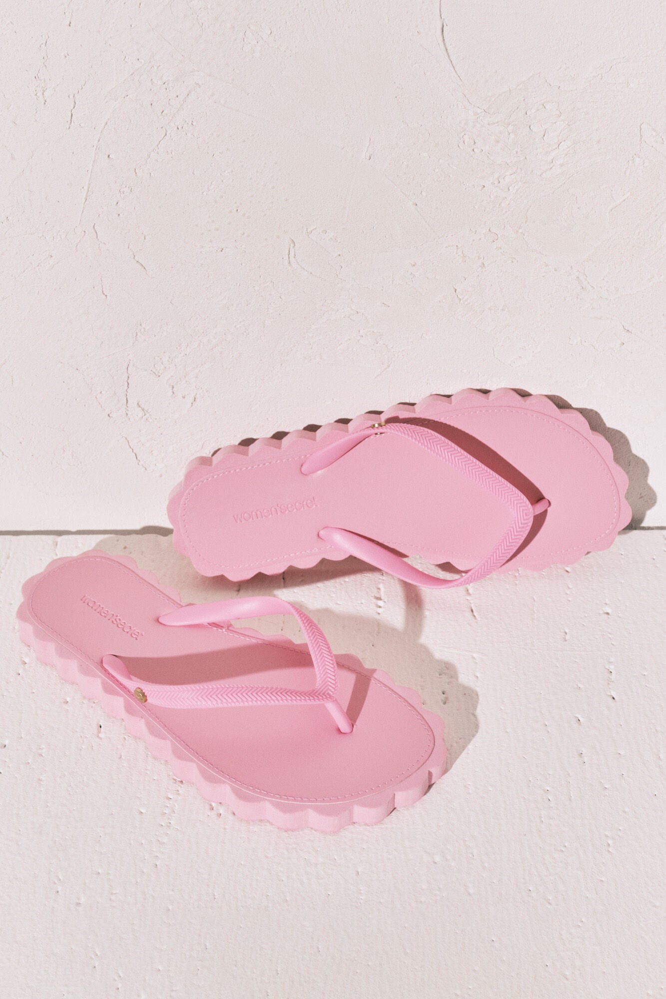Pink wavy effect toe post sandal