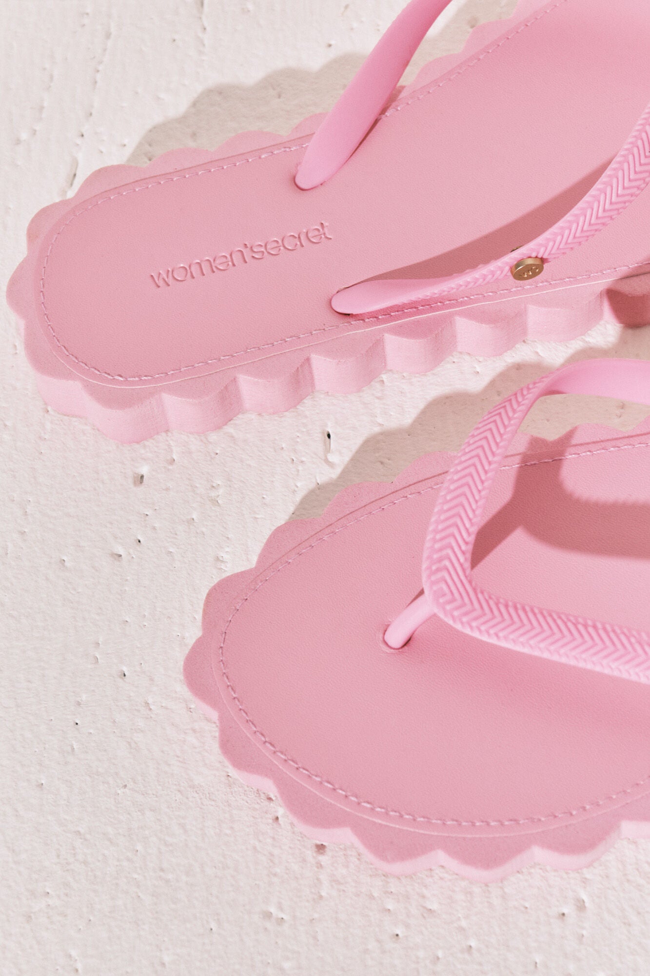Pink wavy effect toe post sandal
