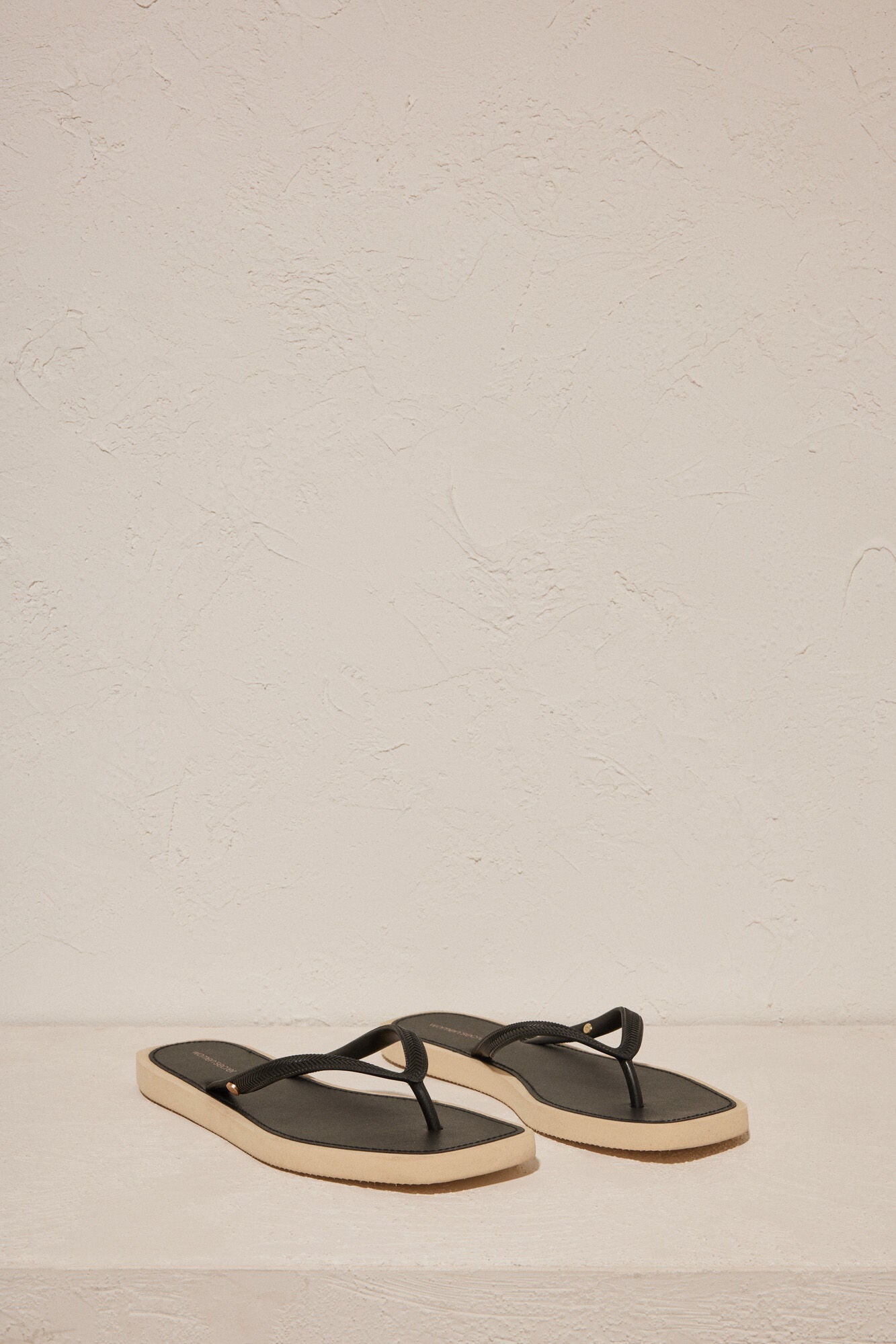 Women's flip flops black