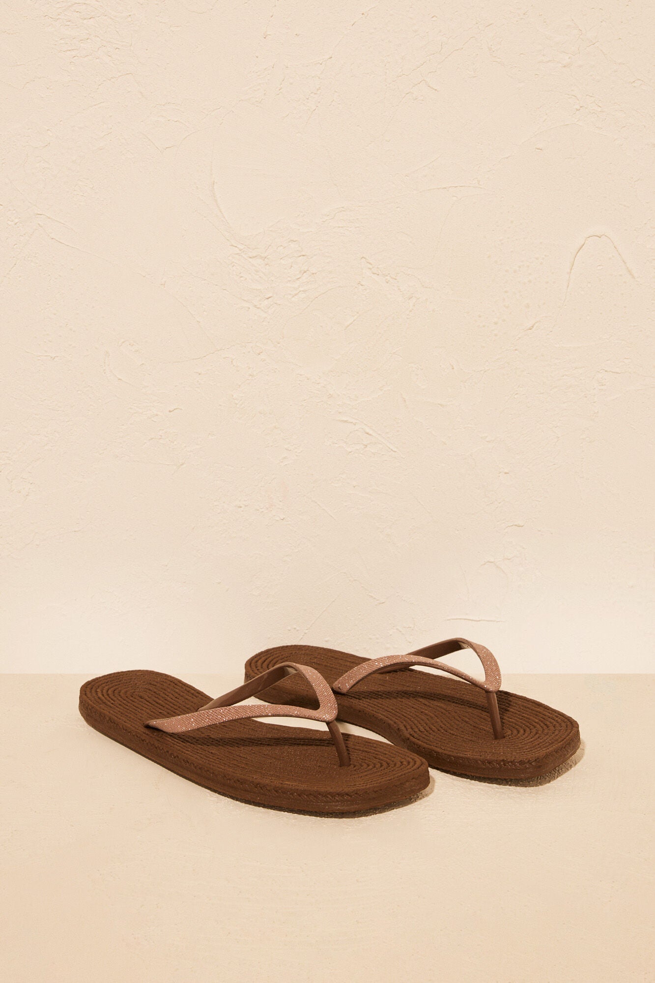 Brown 100% mojable flip-flops