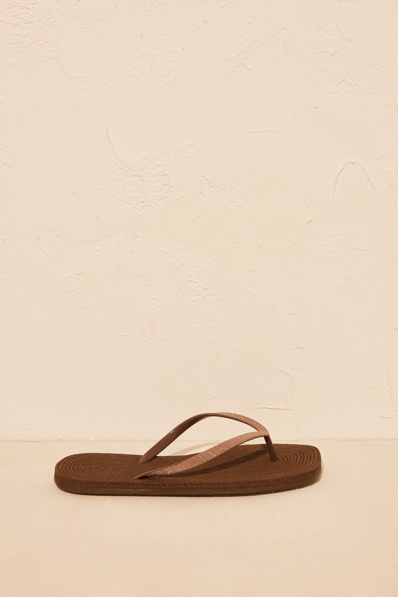 Brown 100% mojable flip-flops