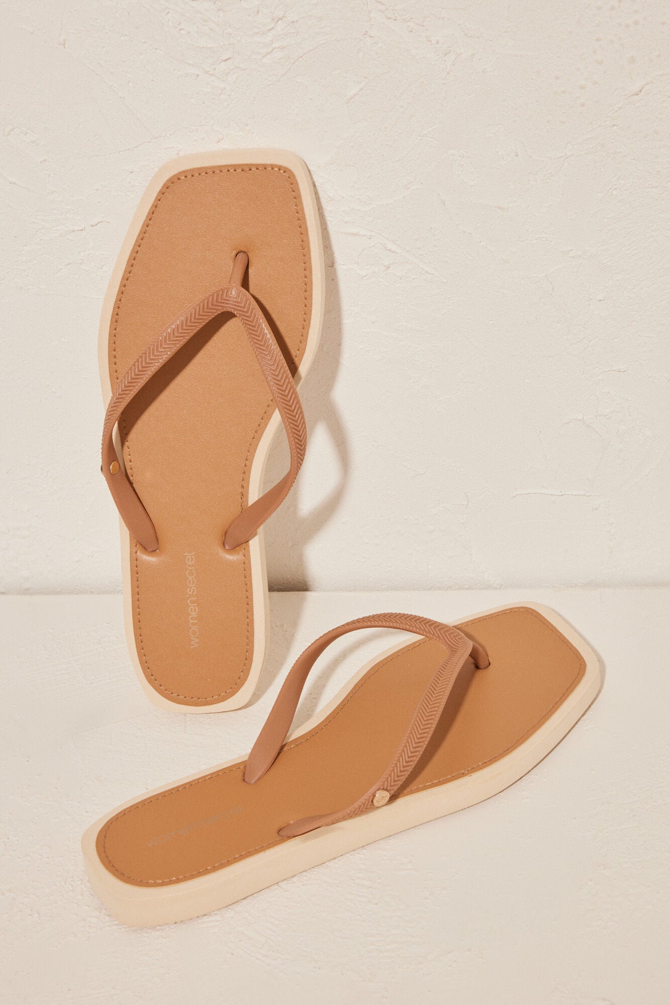 Brown 100% mojable flip-flops