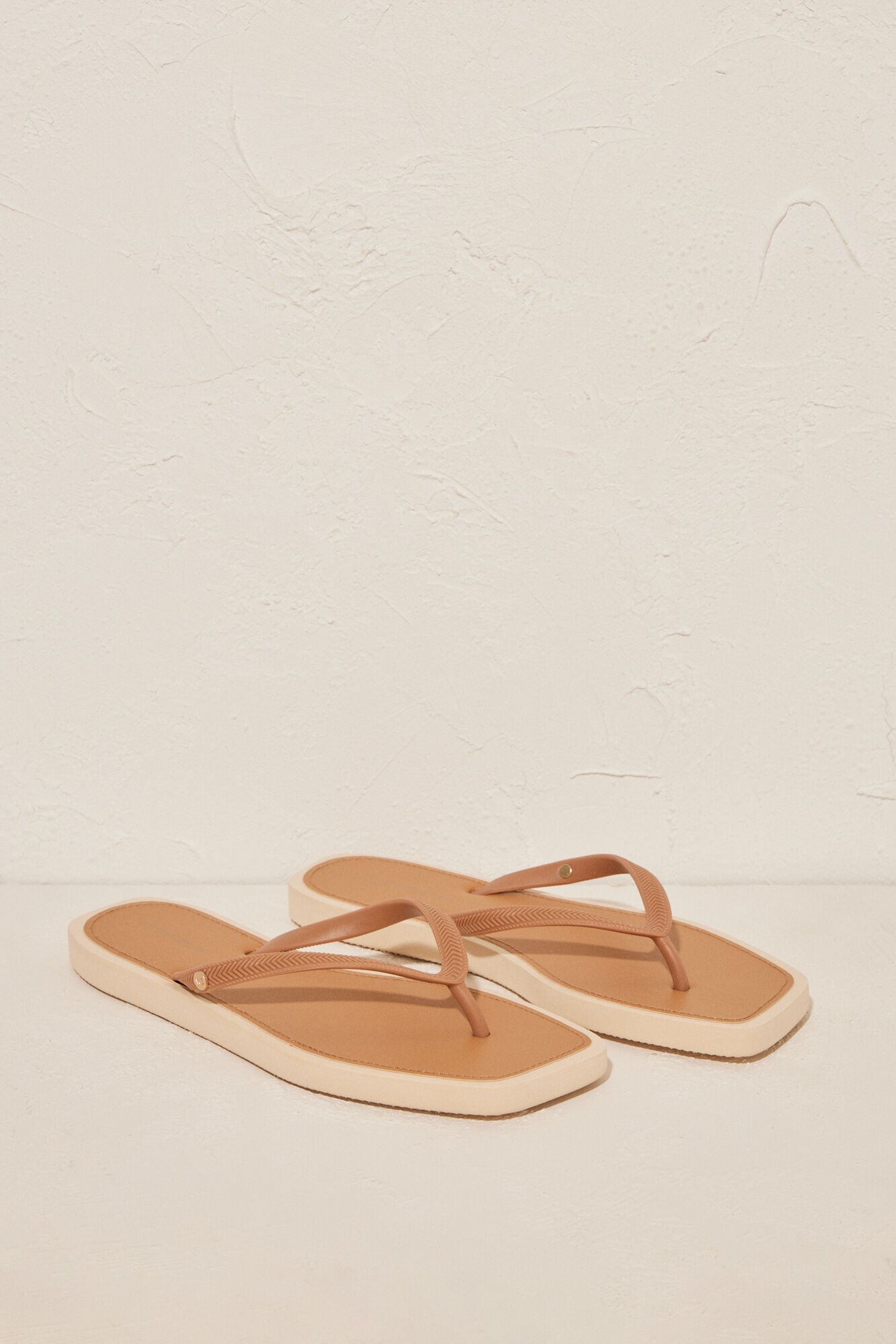 Brown 100% mojable flip-flops