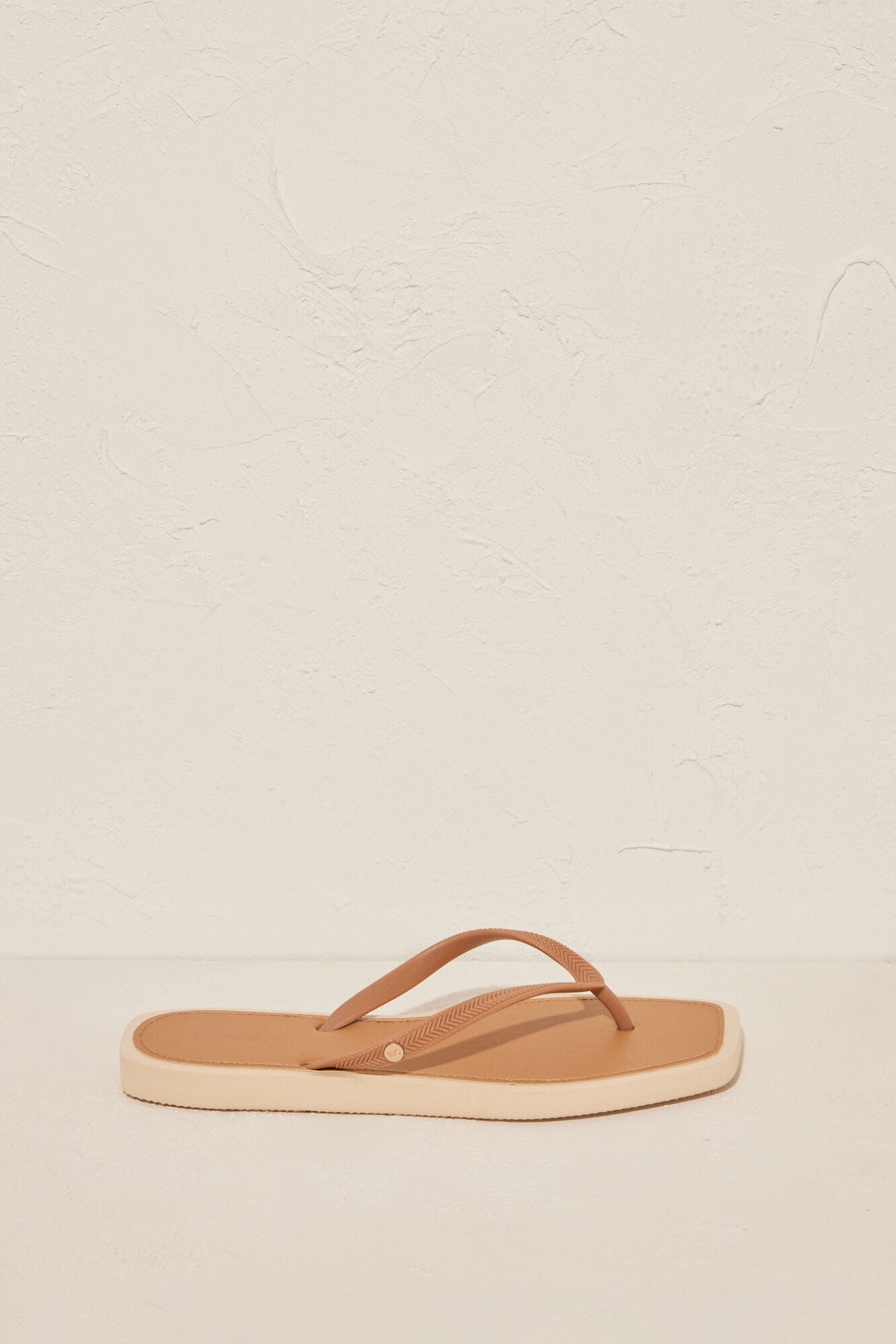 Brown 100% mojable flip-flops