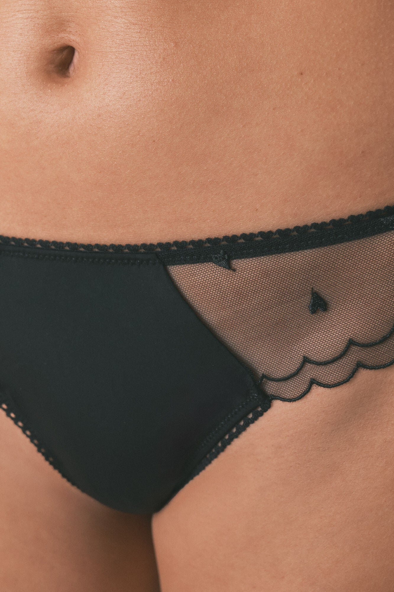 Black tulle wide embroidered thong