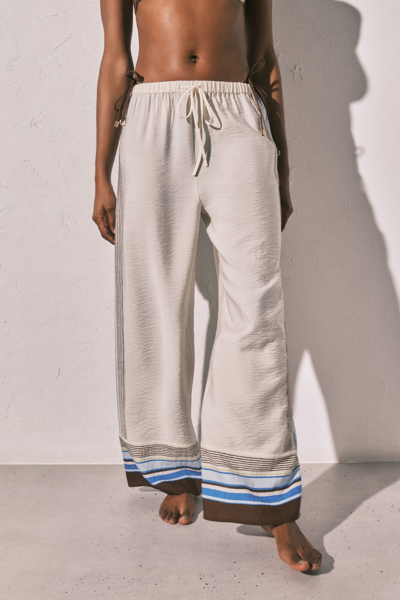 Flowing trousers with brown stripes